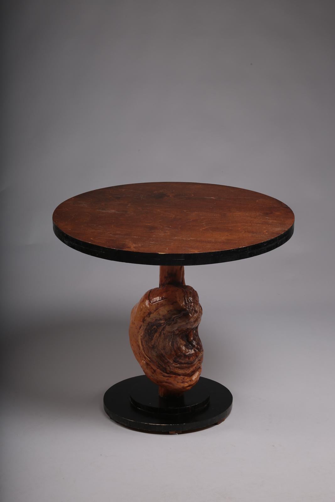 Einzigartiger finnischer Beistelltisch aus den 1930/40er Jahren mit einem Wurzelholzbein (Art déco) im Angebot