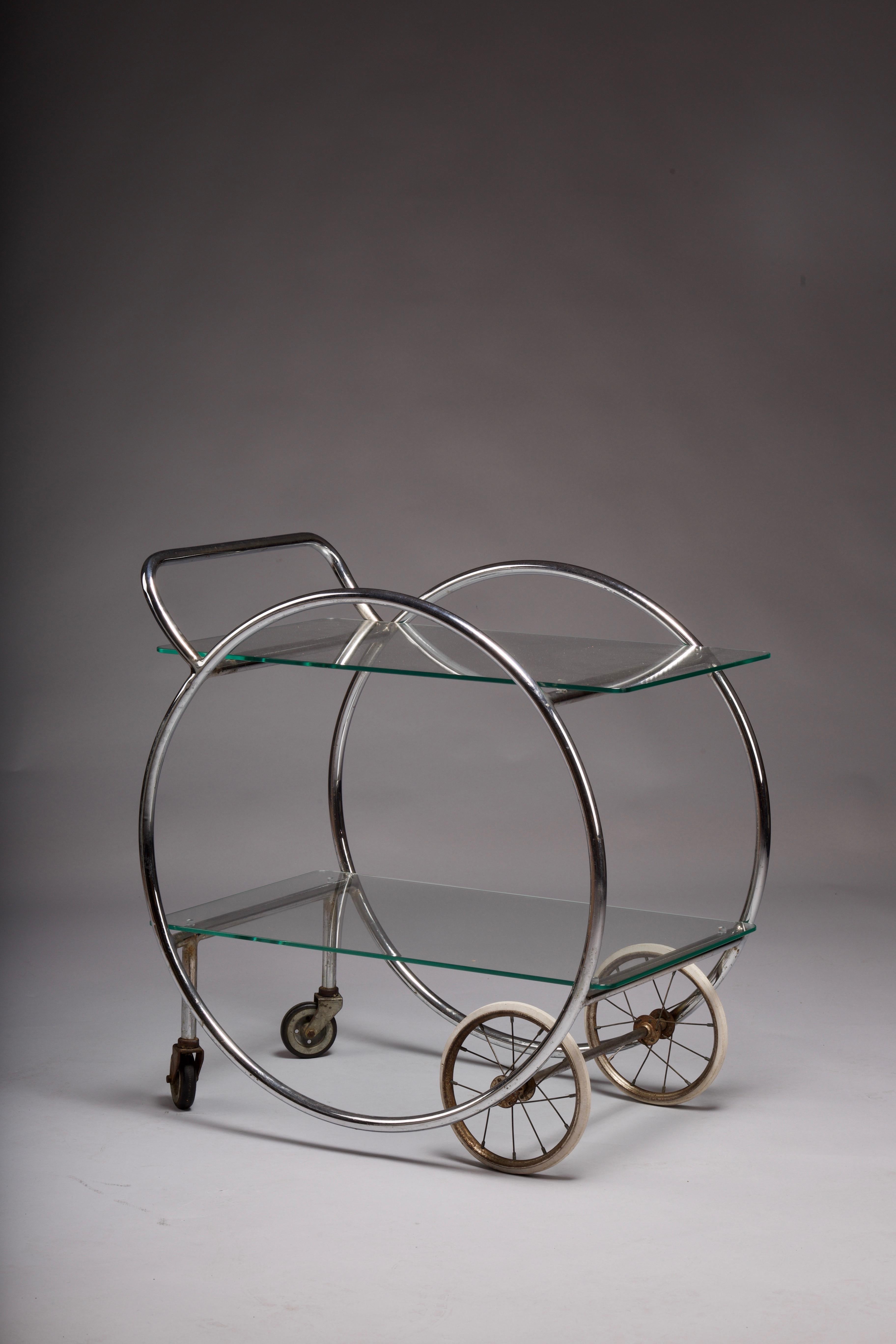 Découvrez le charme du chariot de service original finlandais des années 1930 conçu par le célèbre architecte et designer Pauli Ernesti Blomstedt pour Heteka. Cette pièce élégante illustre le mouvement du fonctionnalisme, mêlant praticité et beauté