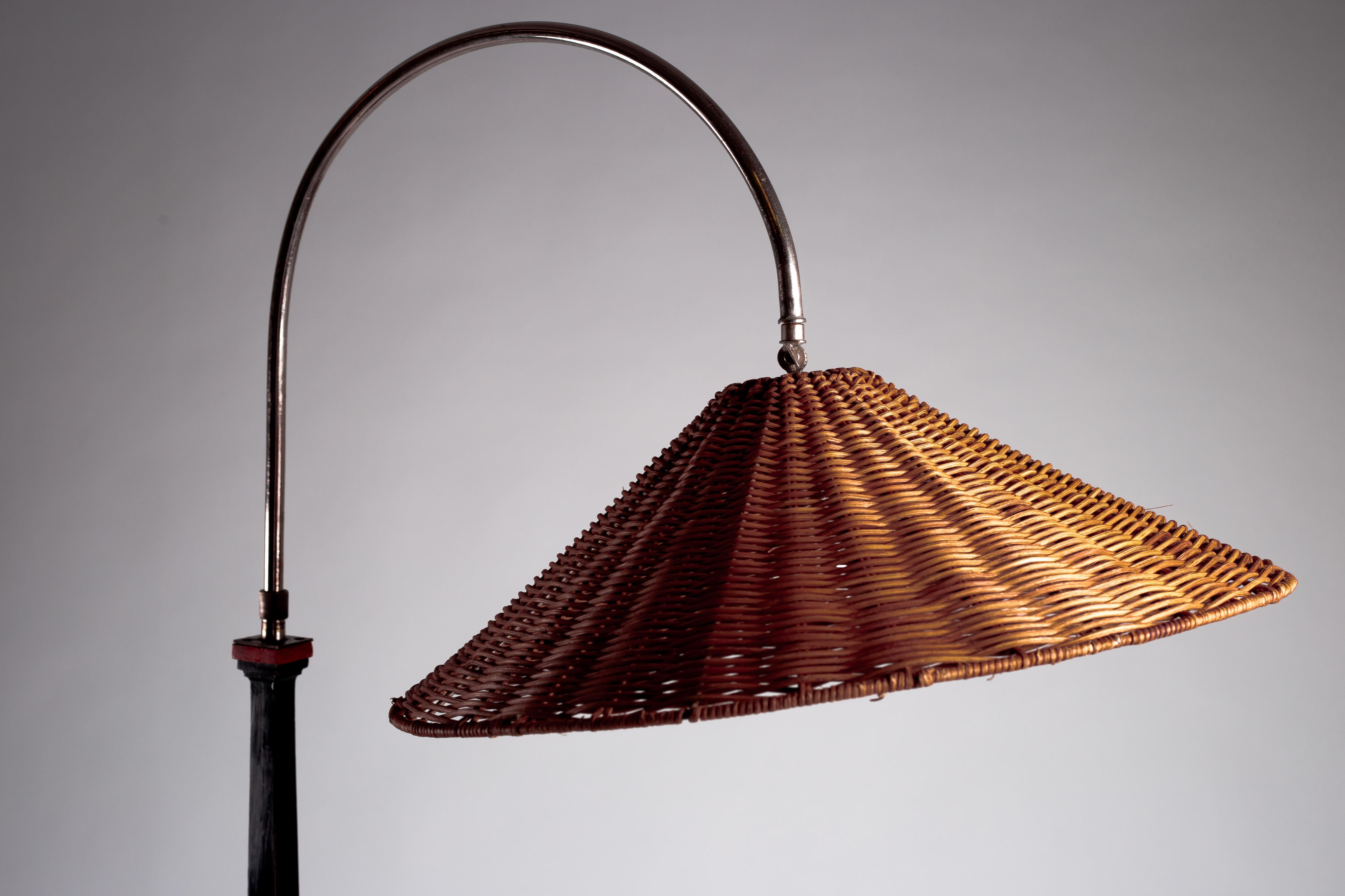 Finnische funktionalistische Stehlampe aus den 1930er Jahren mit Tisch im Angebot 5