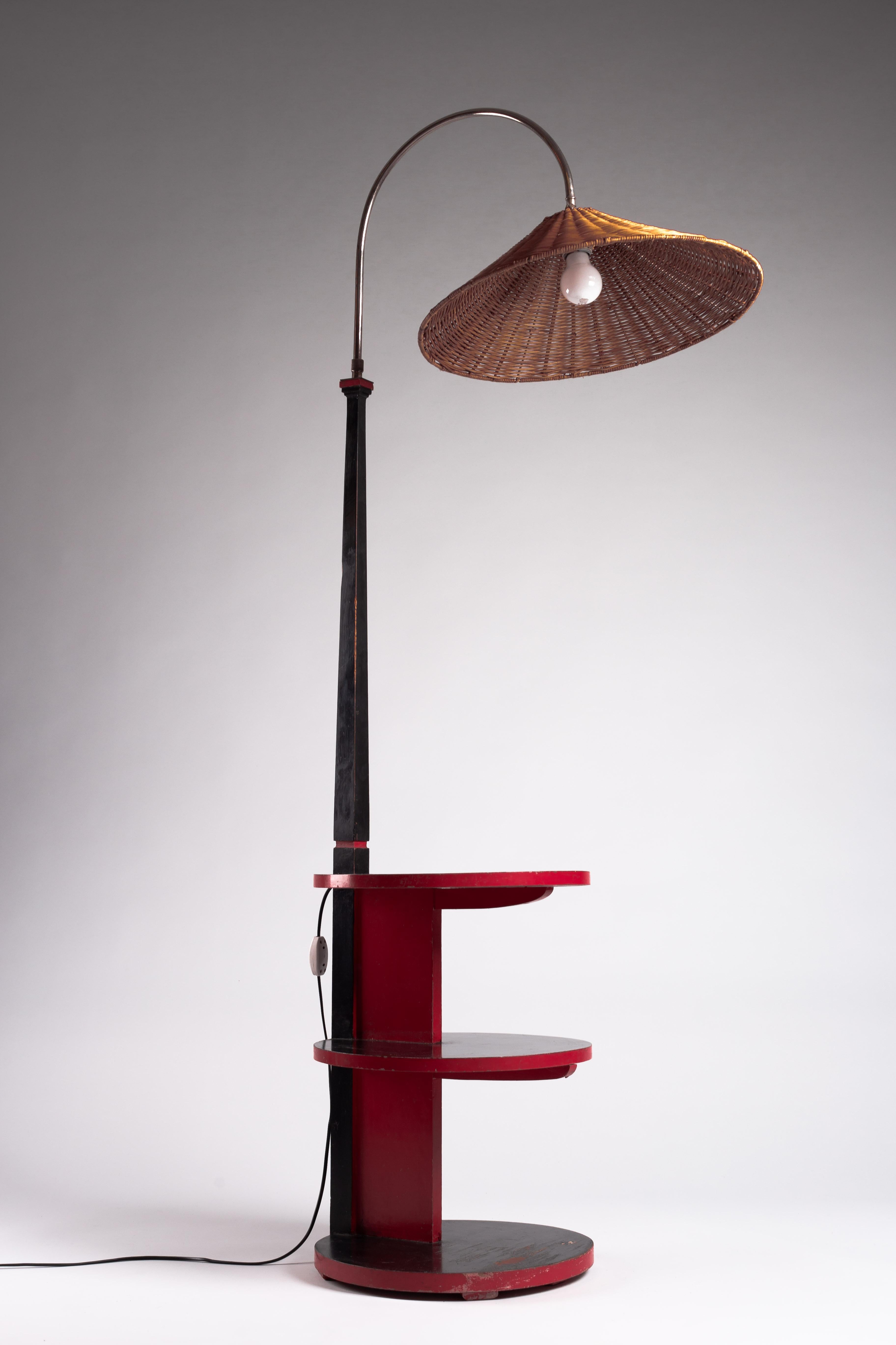 Lassen Sie sich von der Eleganz des skandinavischen Einfallsreichtums dieser exquisiten finnischen Stehlampe mit Tisch aus den 1930er Jahren verzaubern. Dieses seltene Vintage-Stück verbindet kunstvoll Form und Funktion und spiegelt das zeitlose