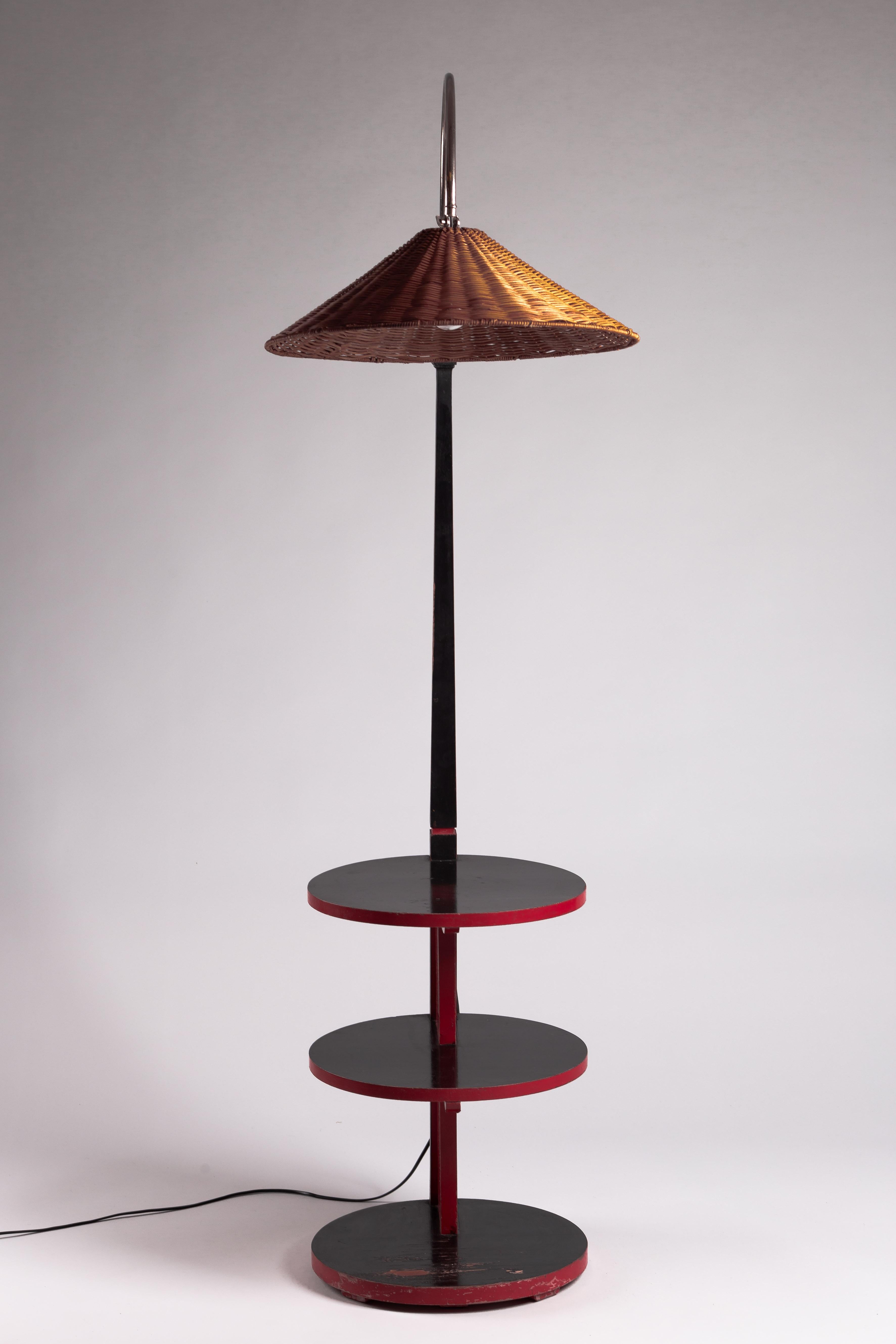 Finnische funktionalistische Stehlampe aus den 1930er Jahren mit Tisch im Zustand „Gut“ im Angebot in Turku, Varsinais-Suomi