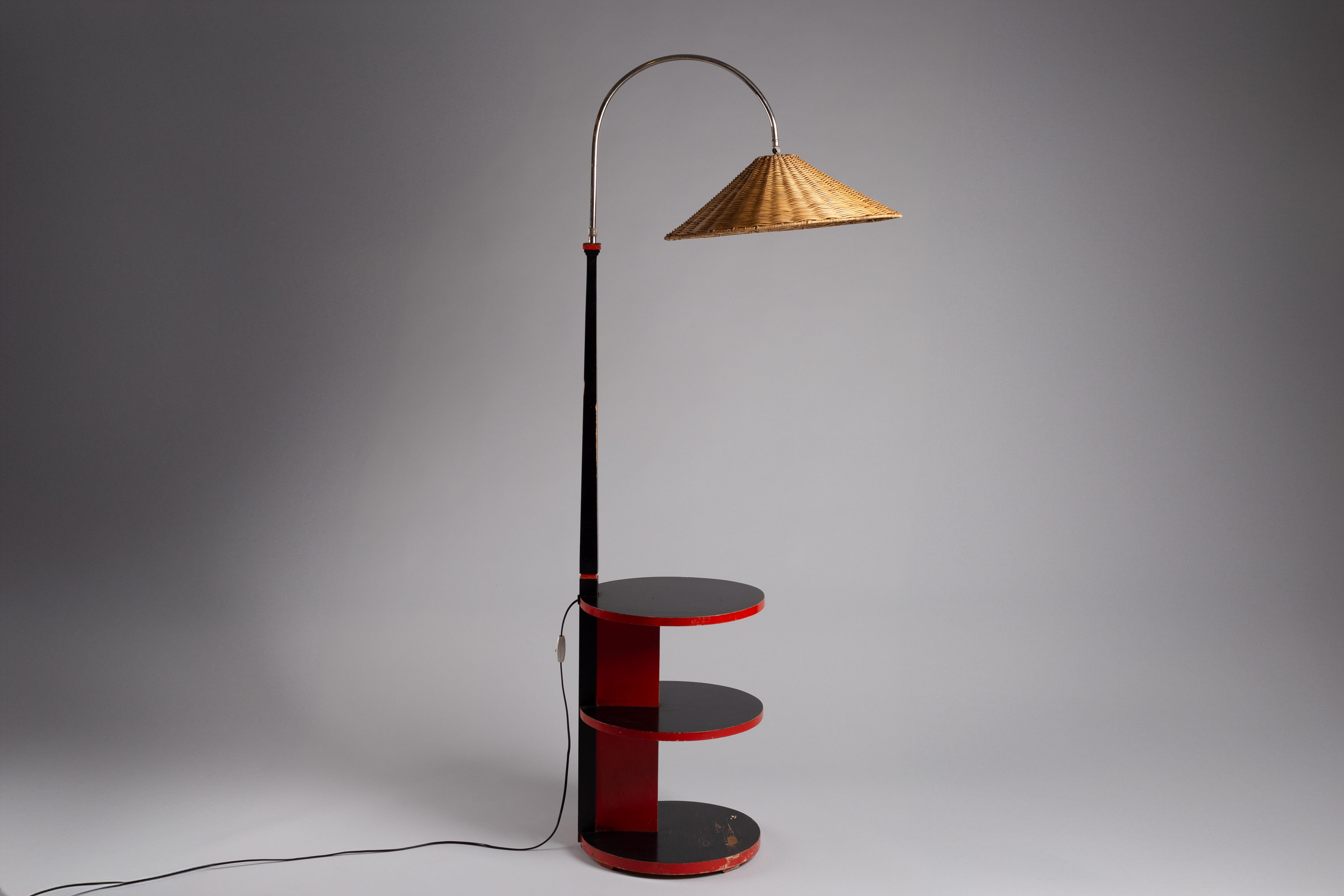 Finnische funktionalistische Stehlampe aus den 1930er Jahren mit Tisch (Rattan) im Angebot