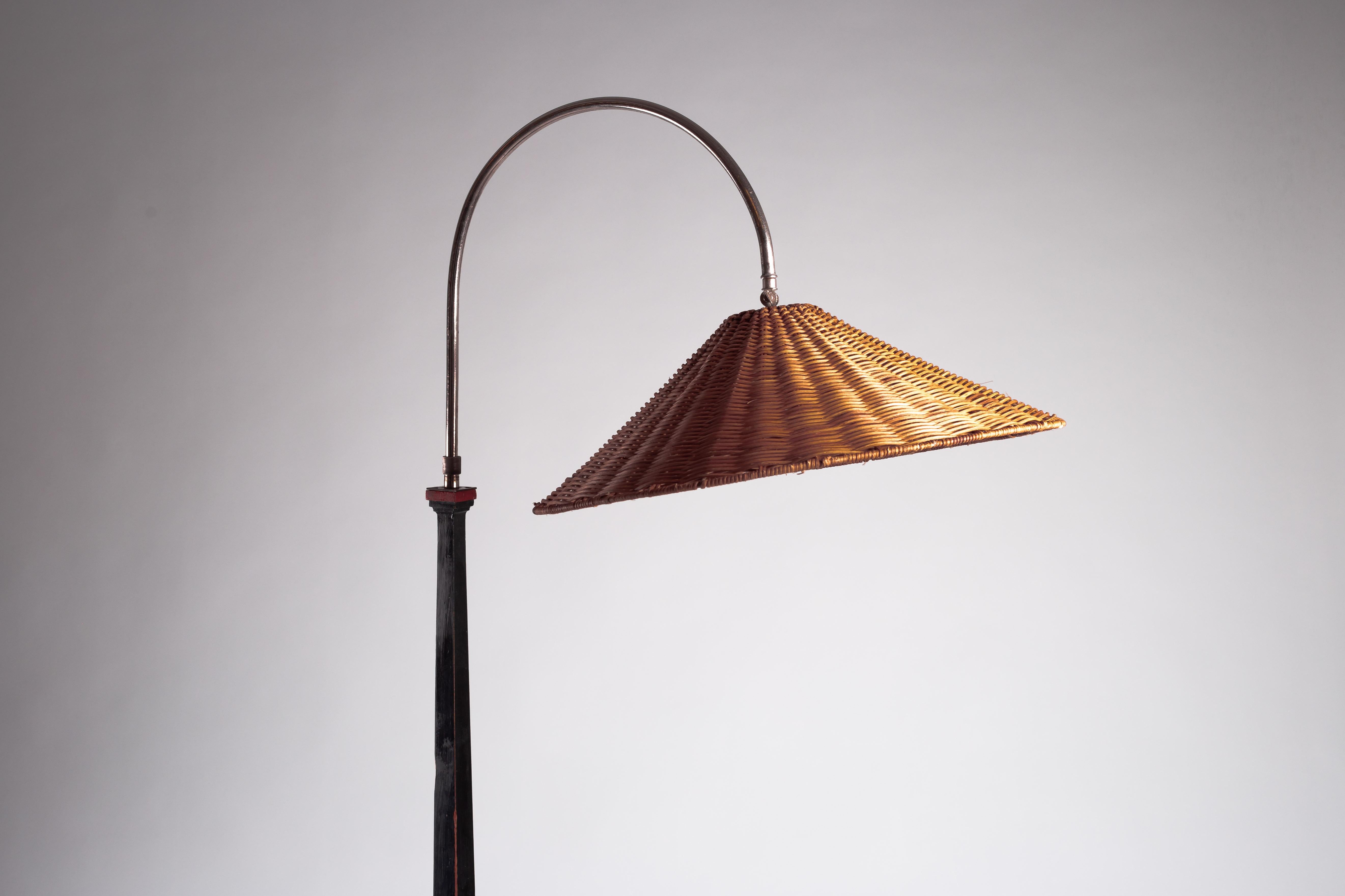 Finnische funktionalistische Stehlampe aus den 1930er Jahren mit Tisch im Angebot 1