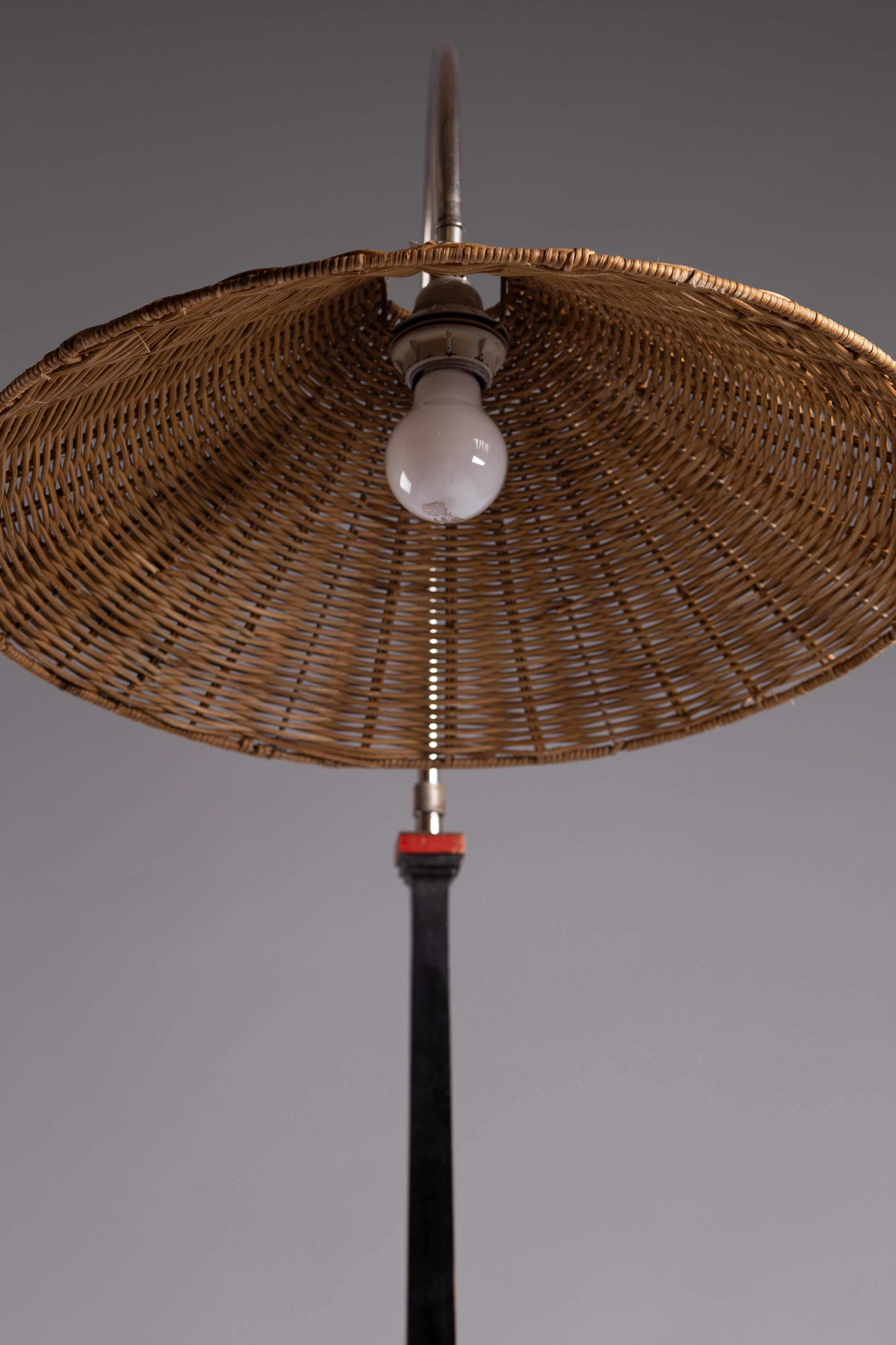 Finnische funktionalistische Stehlampe aus den 1930er Jahren mit Tisch im Angebot 2
