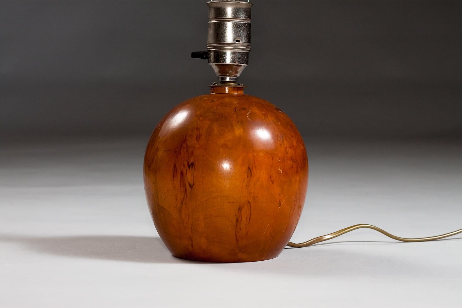 Scandinave moderne Lampe de table finlandaise en bois des années 1930 en vente