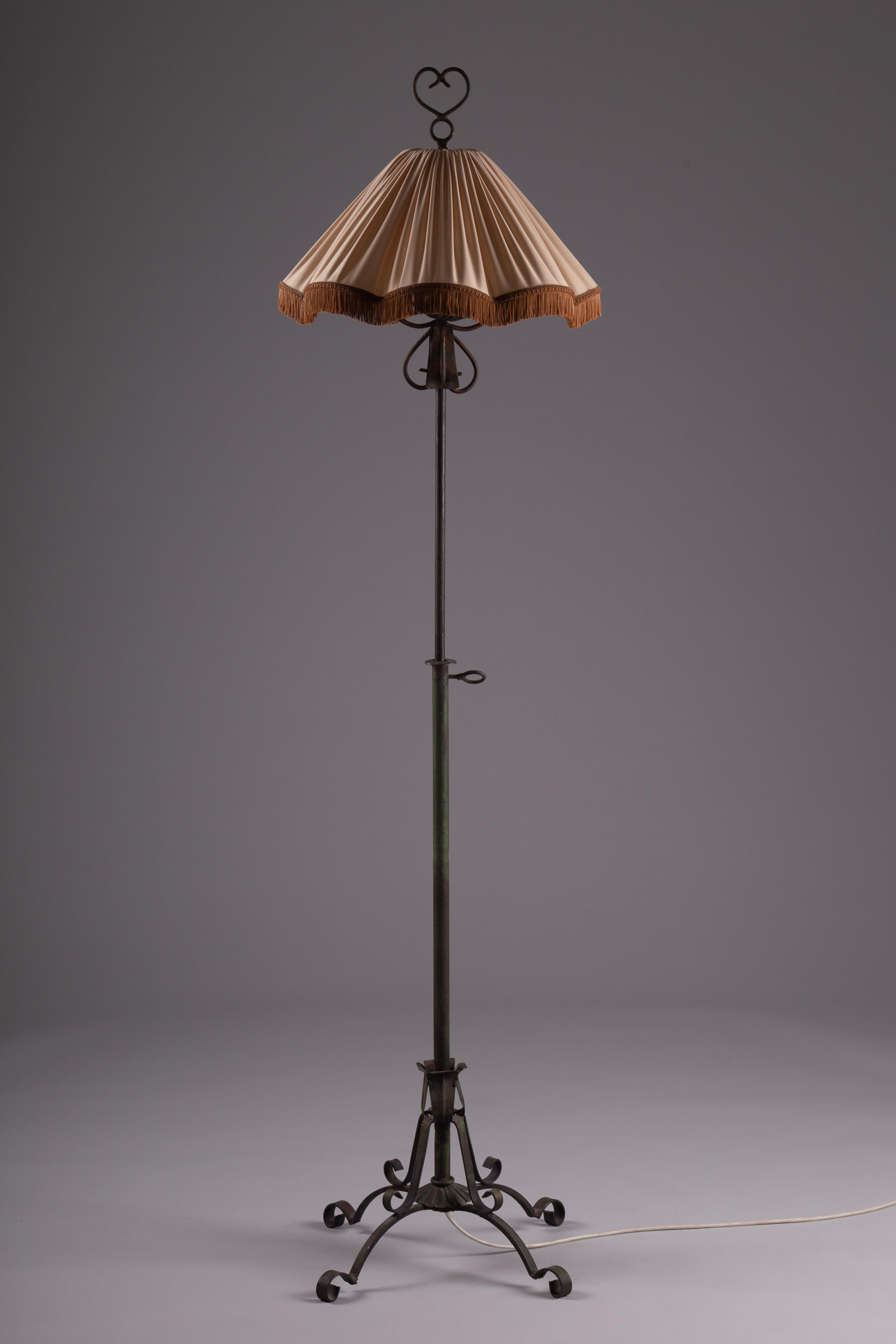 Werten Sie Ihren Wohnraum mit dieser exquisiten finnischen Stehlampe aus Schmiedeeisen aus den 1930er Jahren auf, die dem berühmten Taidetakomo Hakkarainen zugeschrieben wird. Seine grüne, verblasste Farbe bietet einen Hauch von Vintage-Charme, der