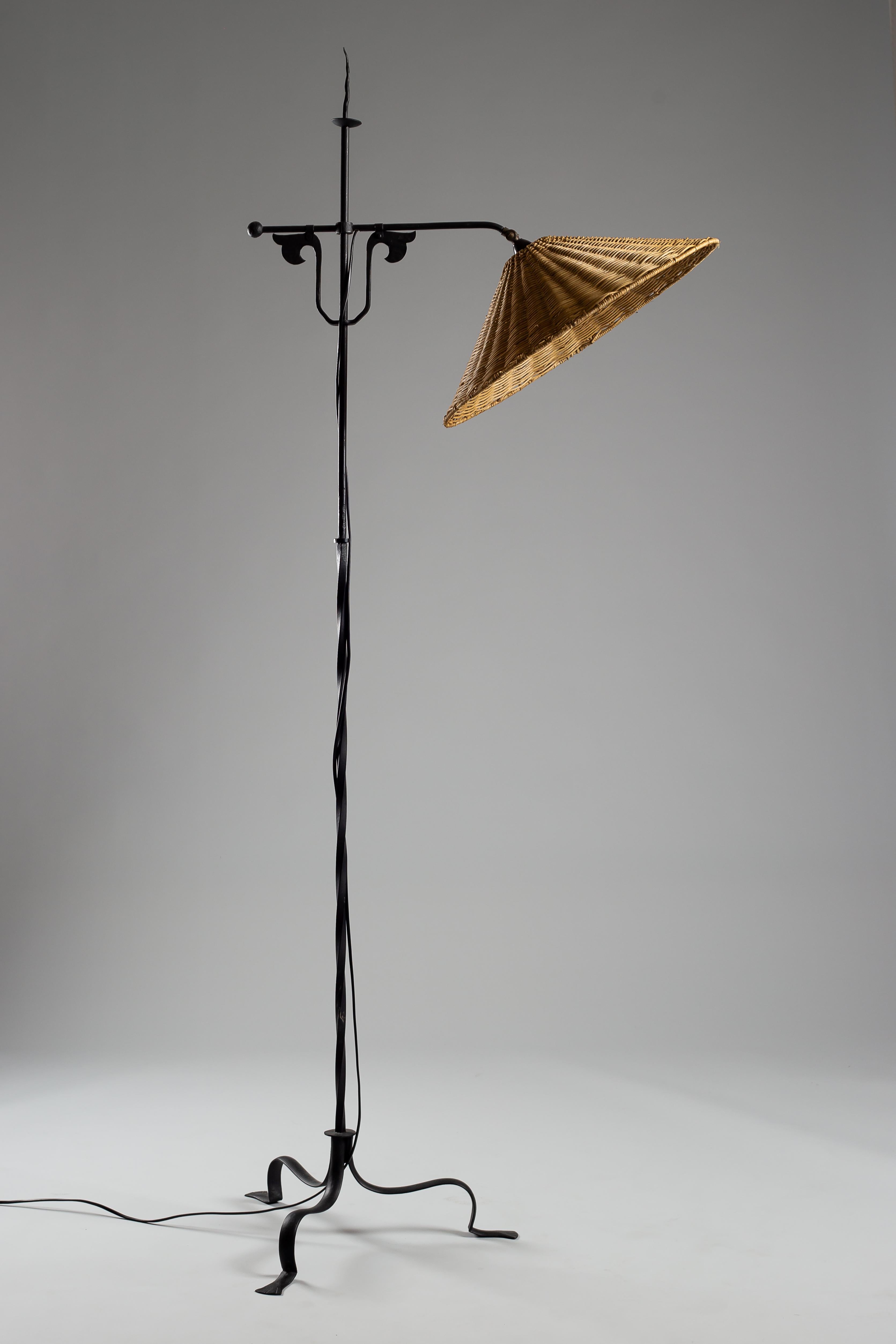 Prova un'eleganza senza tempo con questa lampada da terra in ferro battuto finlandese degli anni '30, un capolavoro del design vintage scandinavo. Realizzata con un'attenzione meticolosa ai dettagli, la sua lavorazione del ferro unica e la sottile