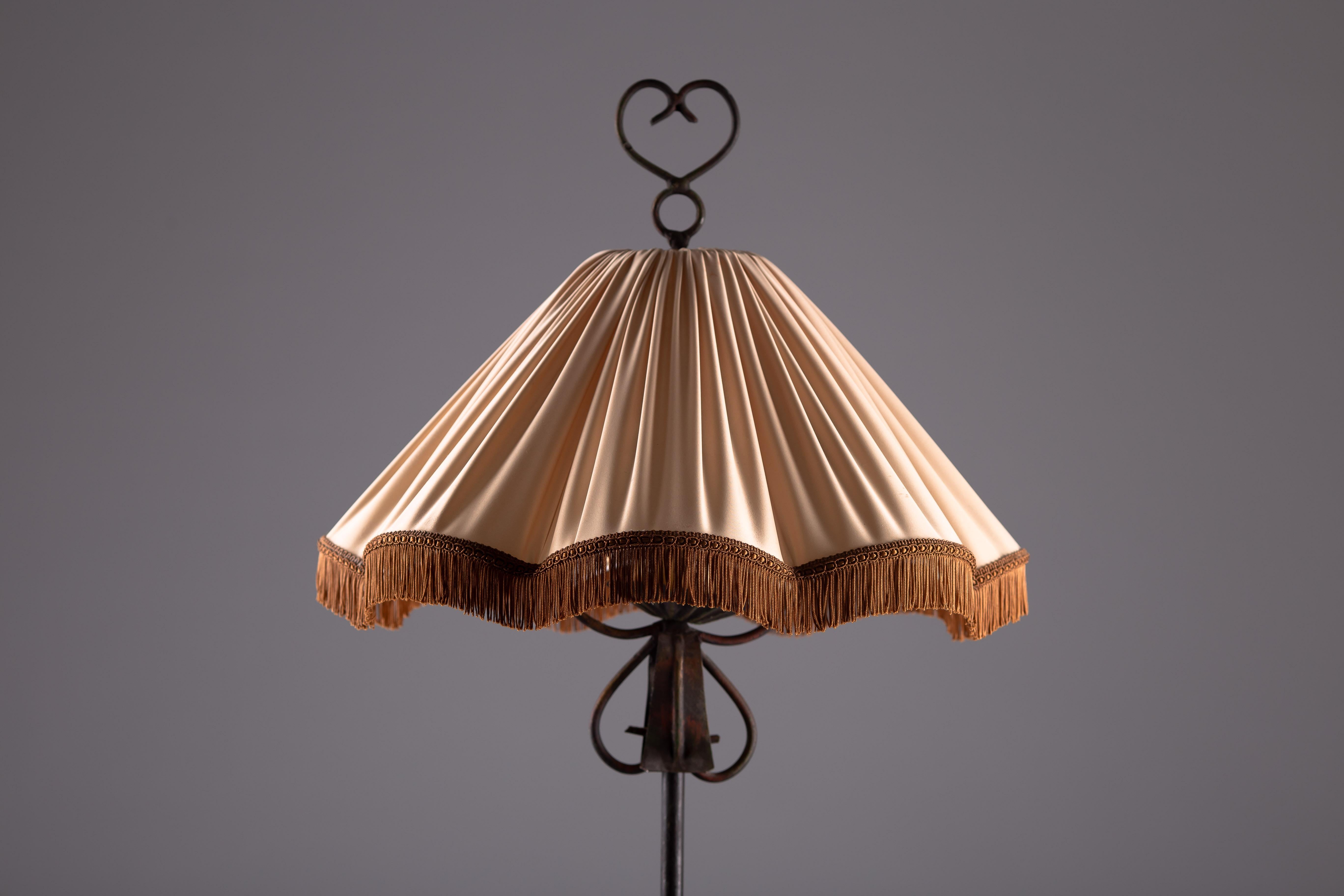 Finnische Stehlampe aus Schmiedeeisen aus den 1930er Jahren (Moderne) im Angebot