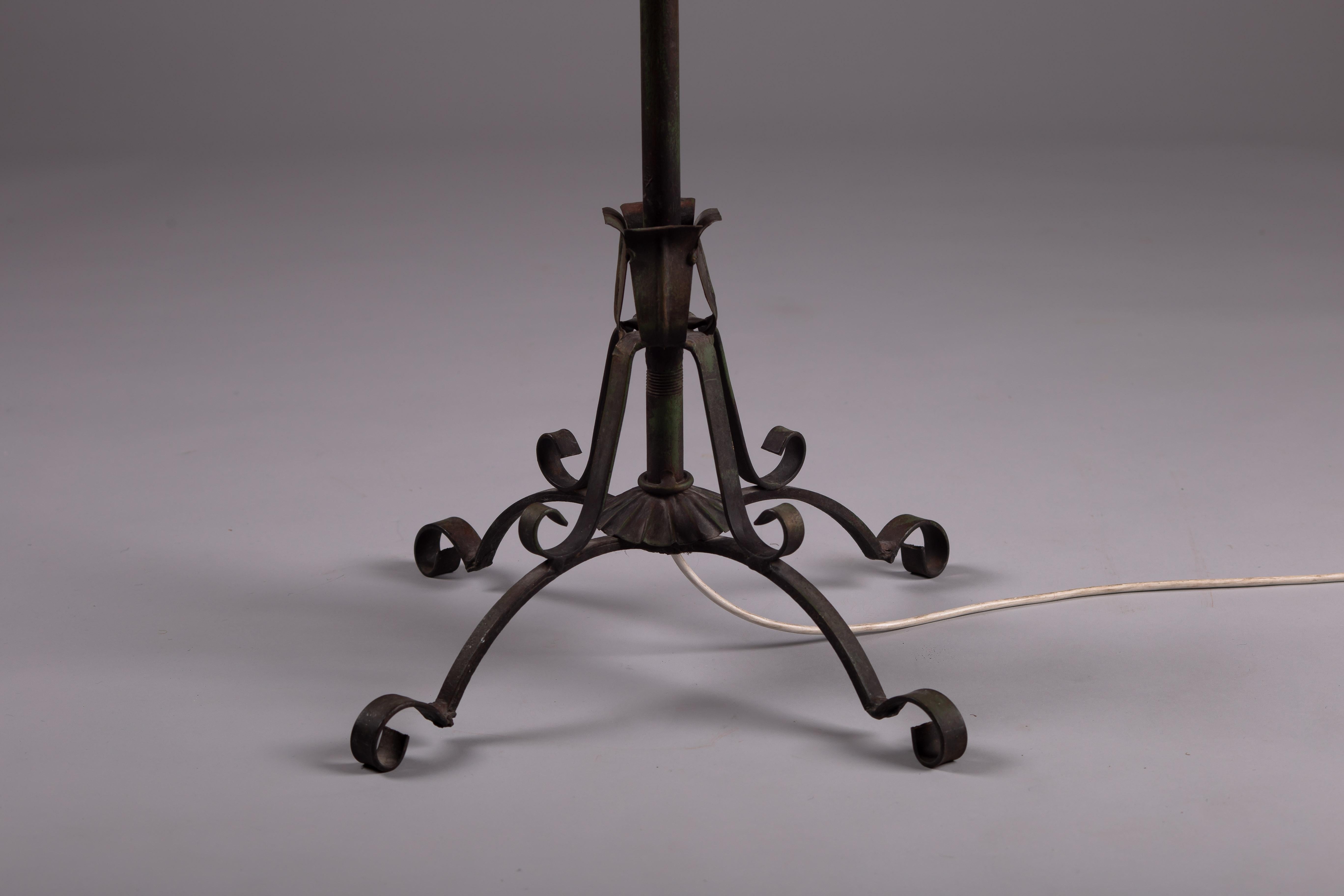 Finnische Stehlampe aus Schmiedeeisen aus den 1930er Jahren im Zustand „Gut“ im Angebot in Turku, Varsinais-Suomi
