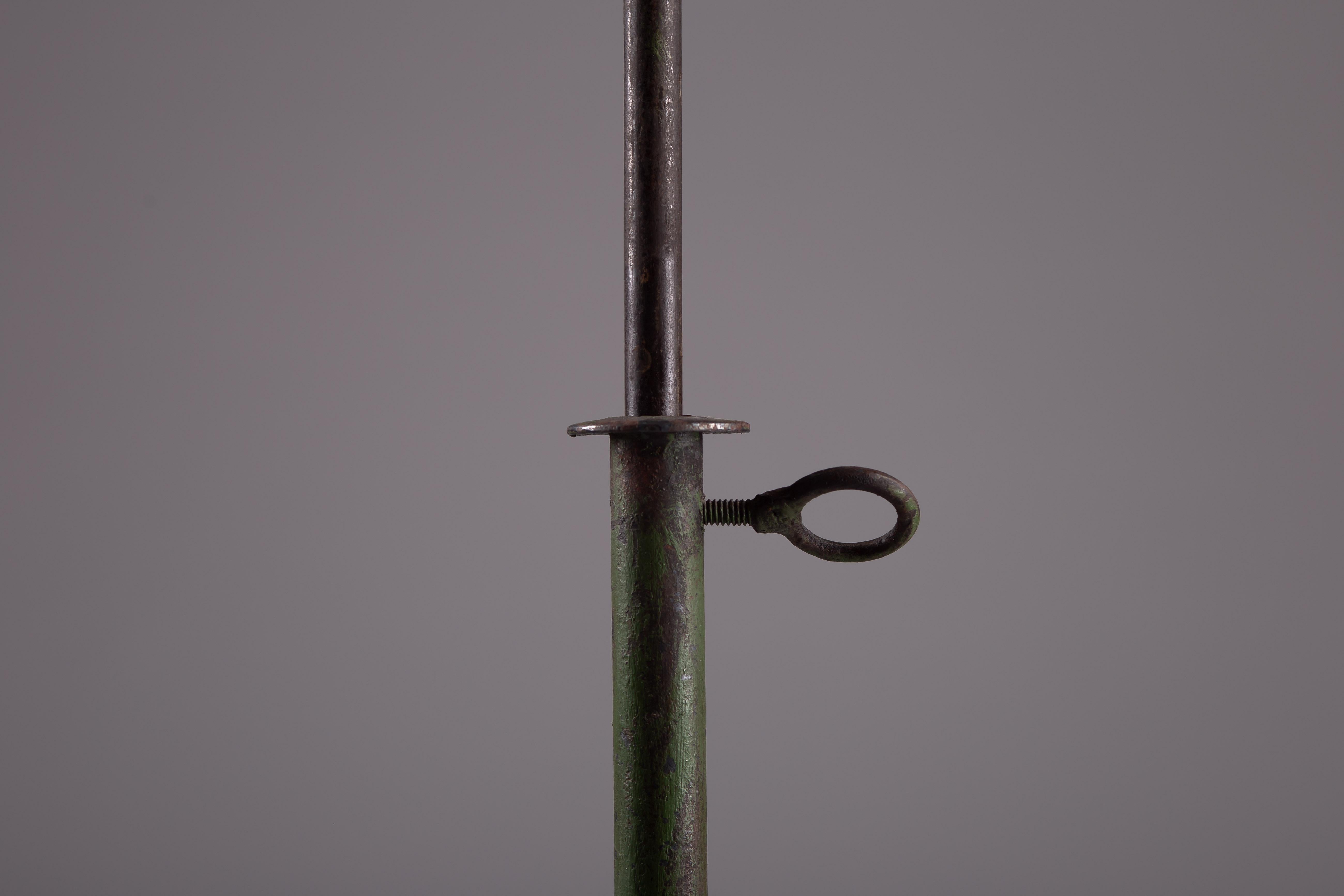 Finnische Stehlampe aus Schmiedeeisen aus den 1930er Jahren (20. Jahrhundert) im Angebot
