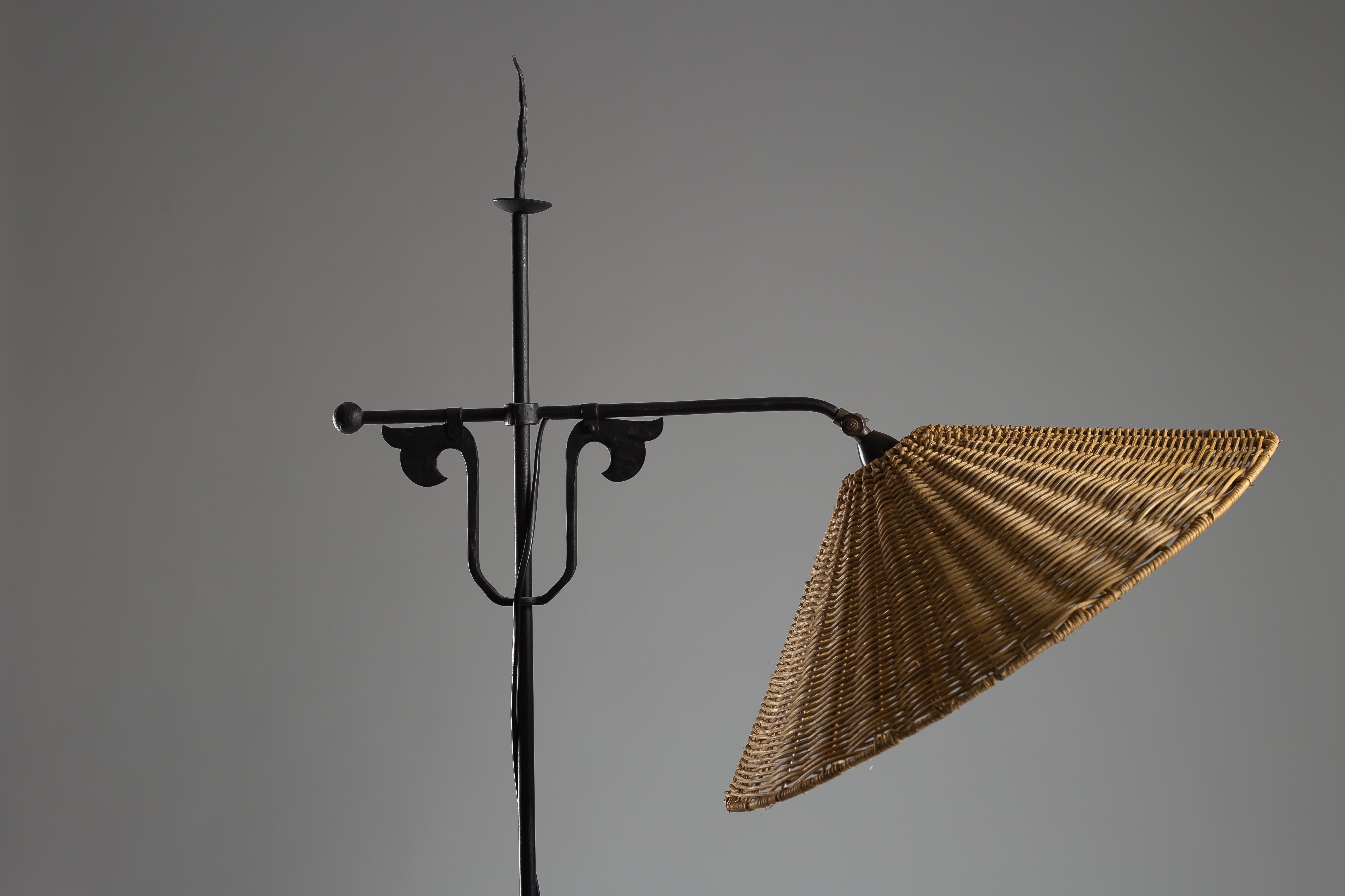 Lampada da terra finlandese in ferro battuto degli anni '30 In condizioni buone in vendita a Turku, Varsinais-Suomi