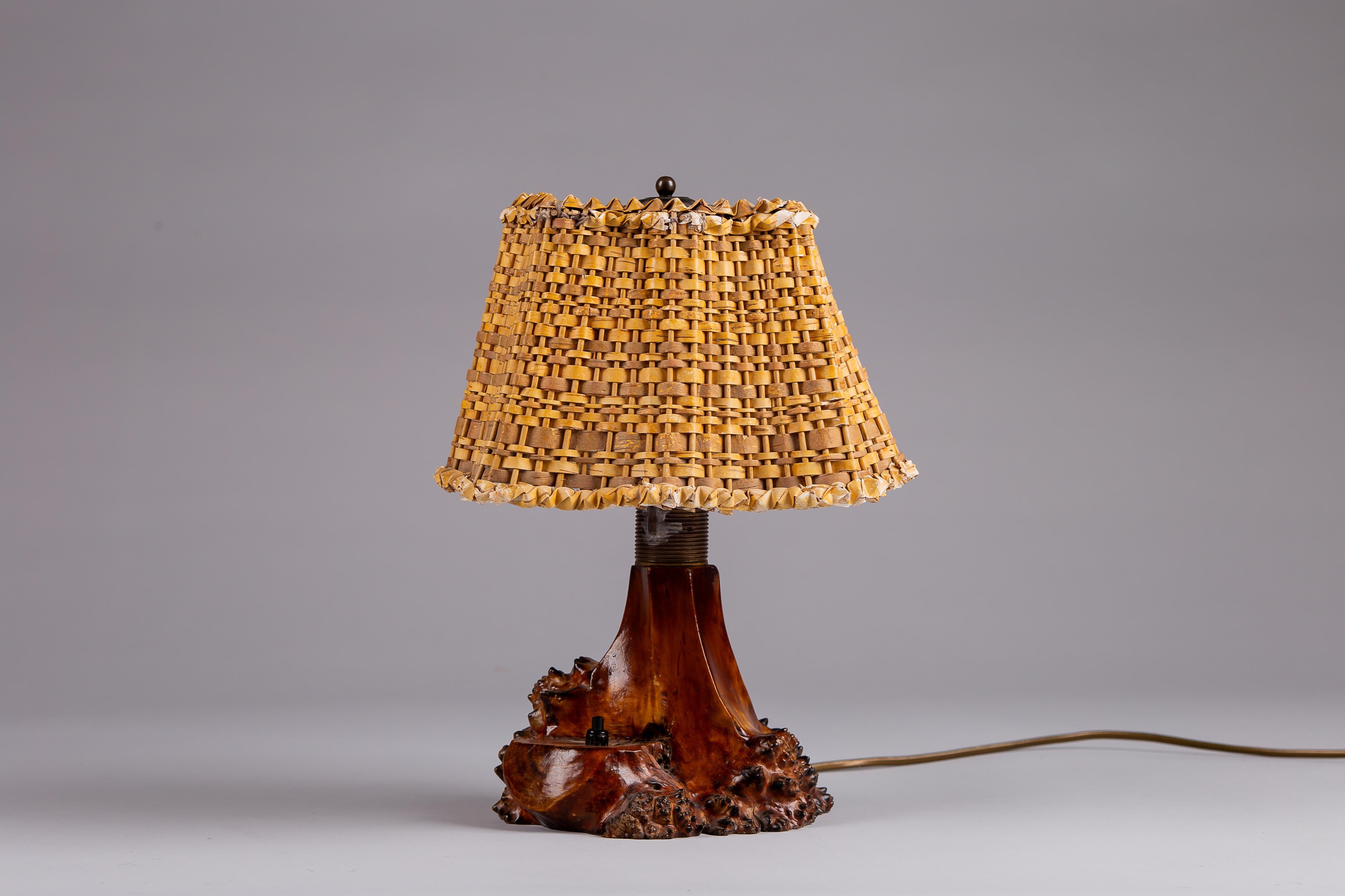 Finnish 1940s folk art table lamp made from curly birch In Good Condition For Sale In Turku, Varsinais-Suomi