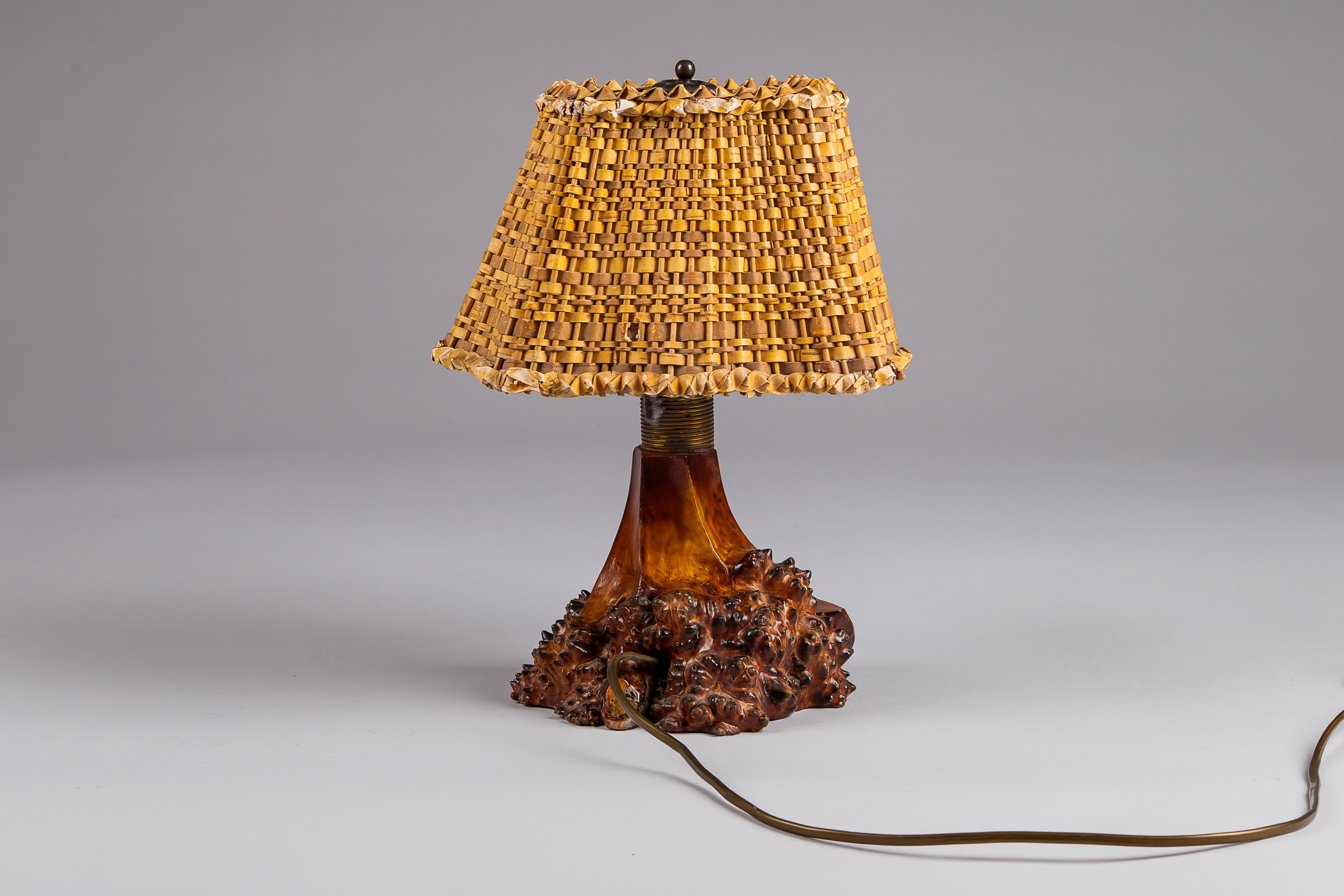 Finnish 1940s folk art table lamp made from curly birch For Sale 2