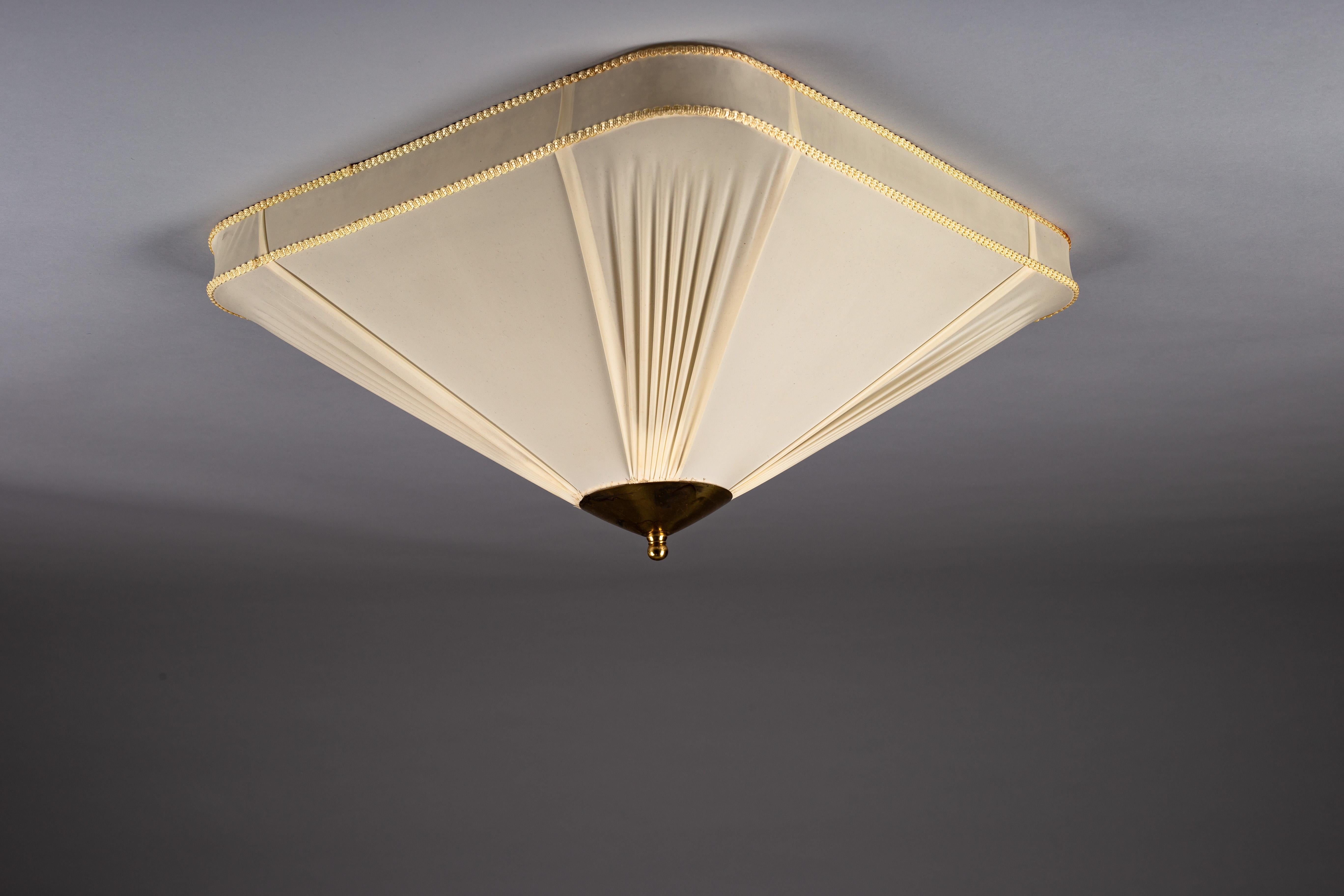 Entdecken Sie zeitlose Eleganz mit dieser stilvollen Deckenleuchte von Valinte, die in den 1950er Jahren in Finnland hergestellt wurde. Dieser stilvolle Plafond zeigt das minimalistische und funktionale Design des skandinavischen Vintage Designs.