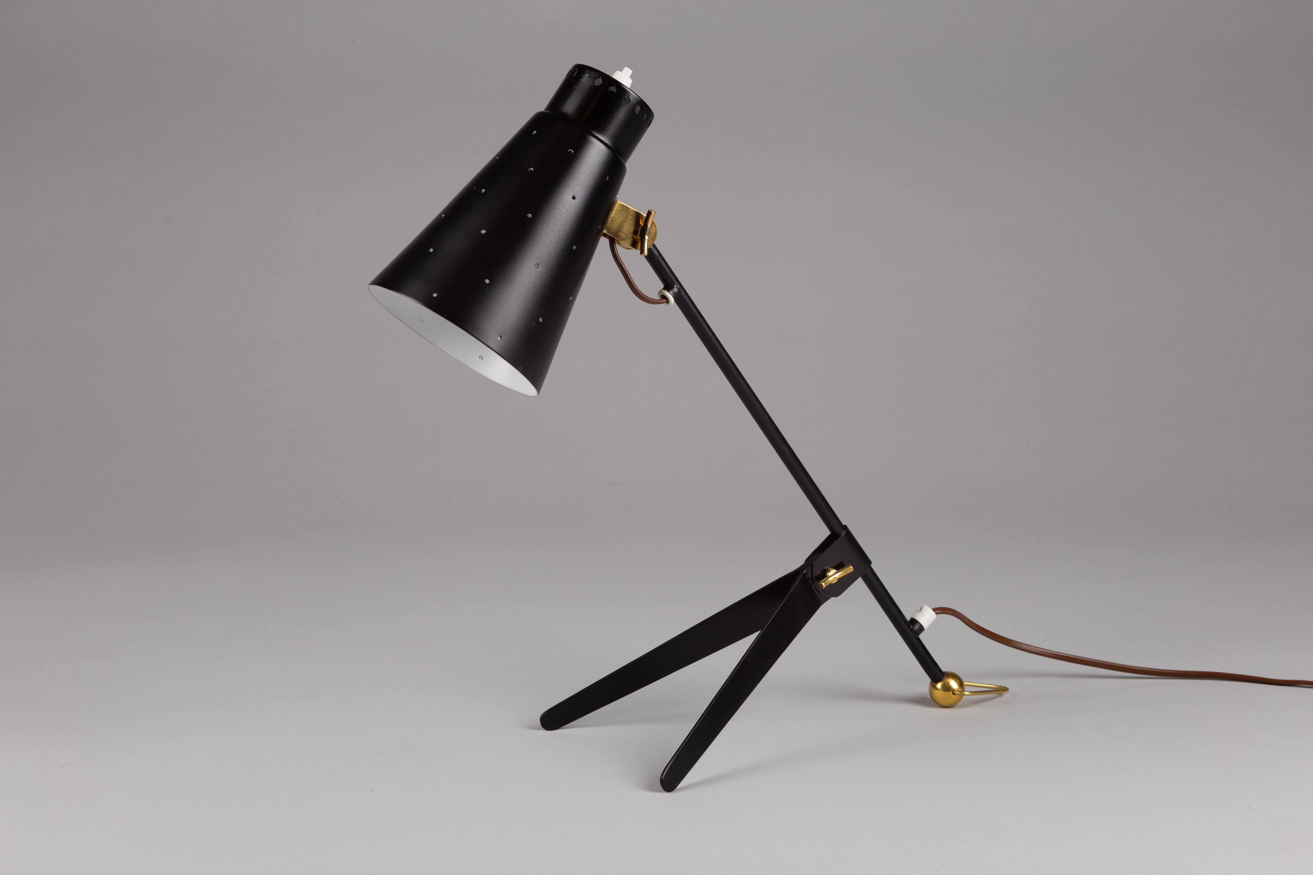 Découvrez l'élégance intemporelle de la lampe de table finlandaise des années 1950 Eleg d'Itsu Oy. Doté d'un abat-jour perforé distinctif et de détails en laiton raffinés, ce chef-d'œuvre fait sans effort le lien entre la forme et la fonction.
