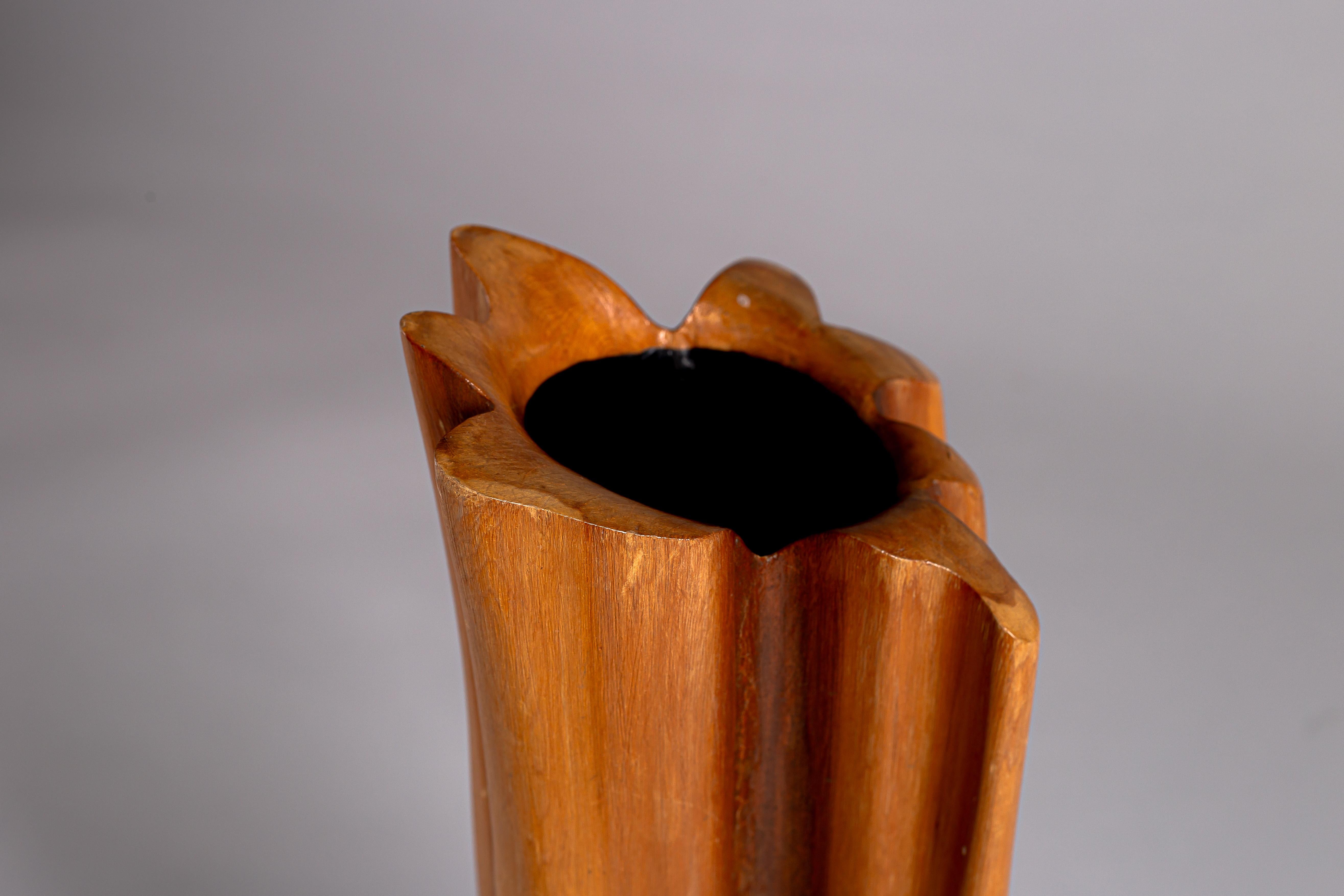 Mid-Century moderno Grande vaso scultoreo in legno finlandese degli anni Settanta in vendita