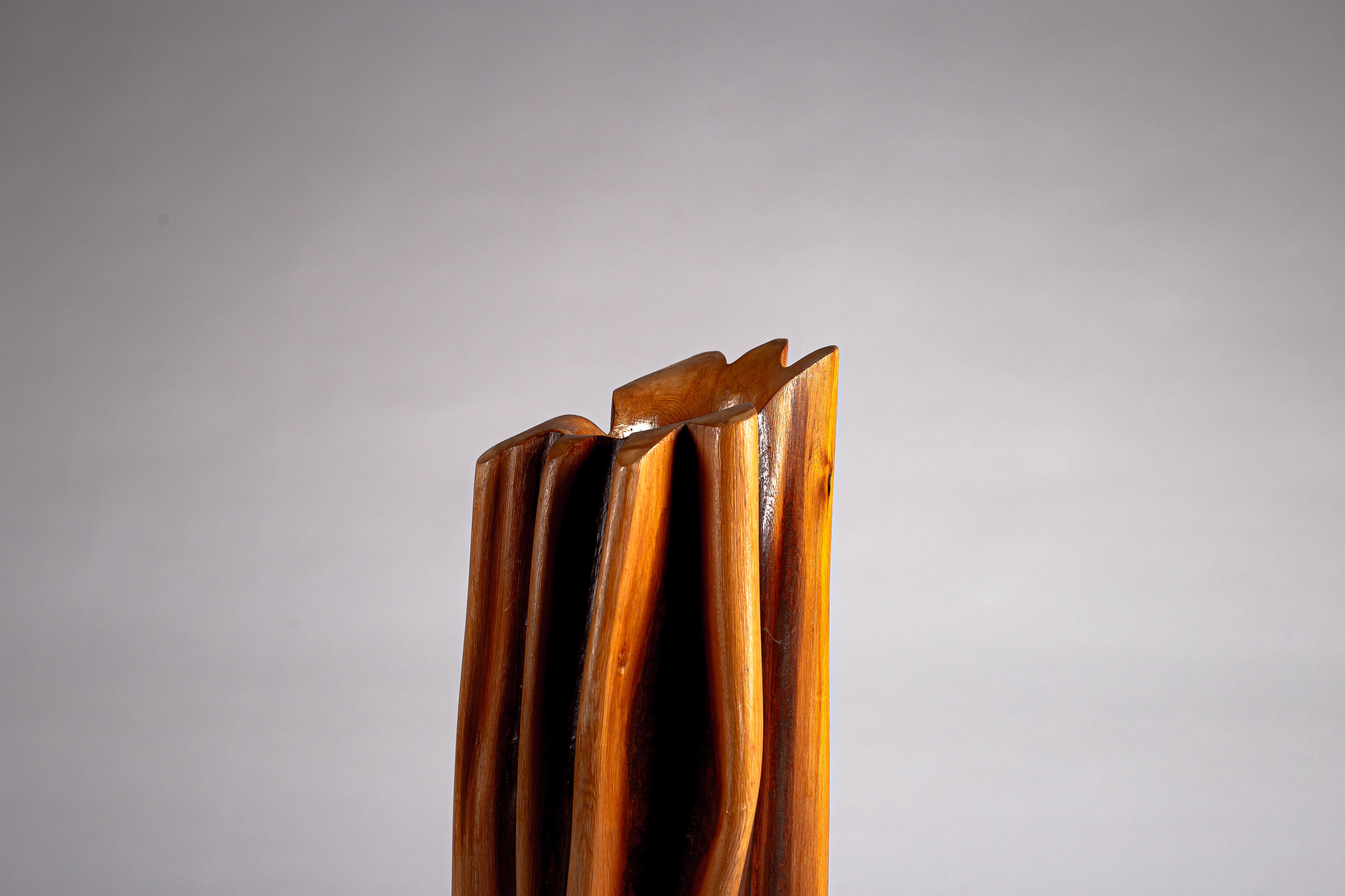 Acero Grande vaso scultoreo in legno finlandese degli anni Settanta in vendita