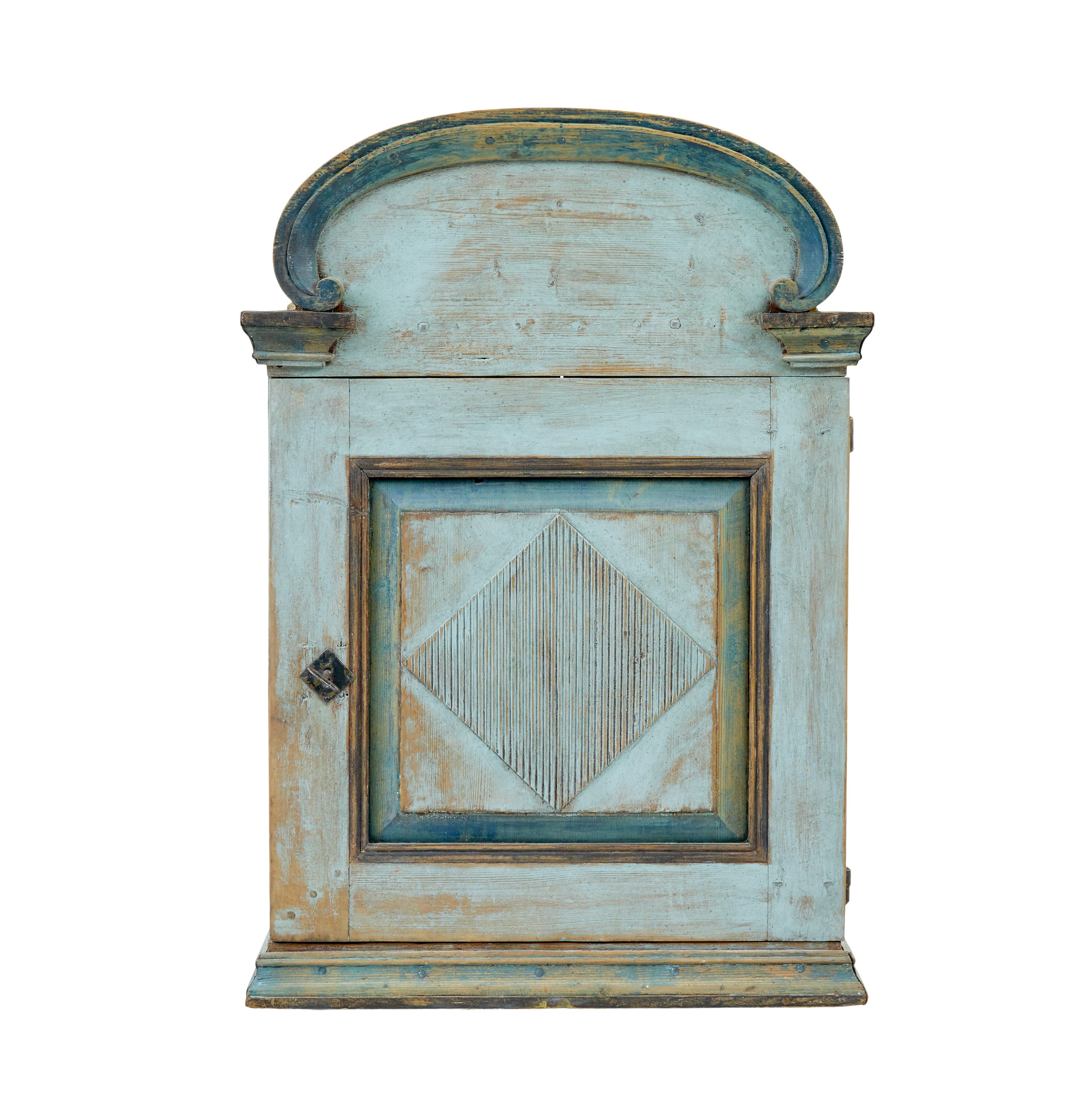 Gustavien Finnish 19th century painted pine wall cupboard en vente