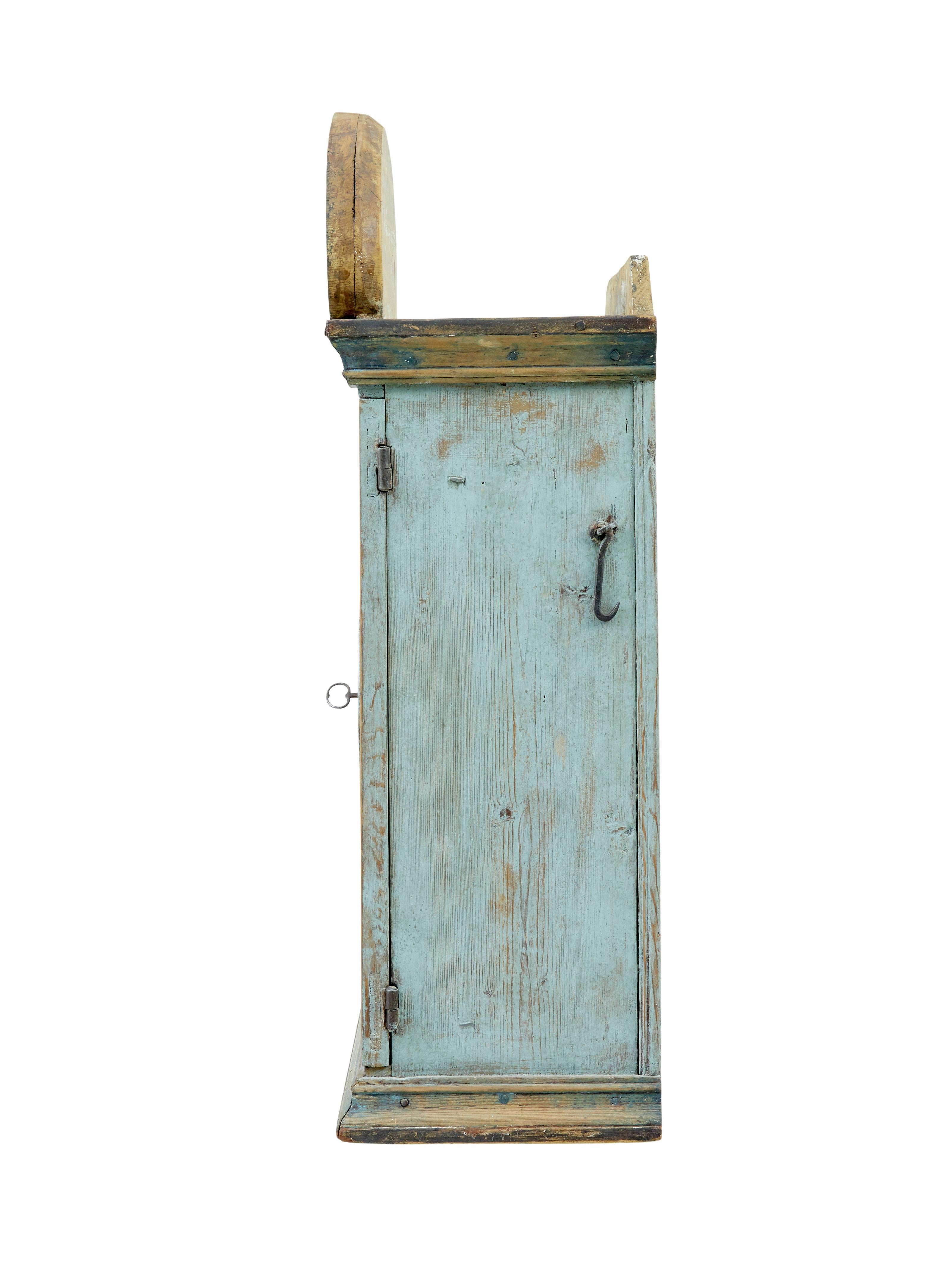 Finlandais Finnish 19th century painted pine wall cupboard en vente