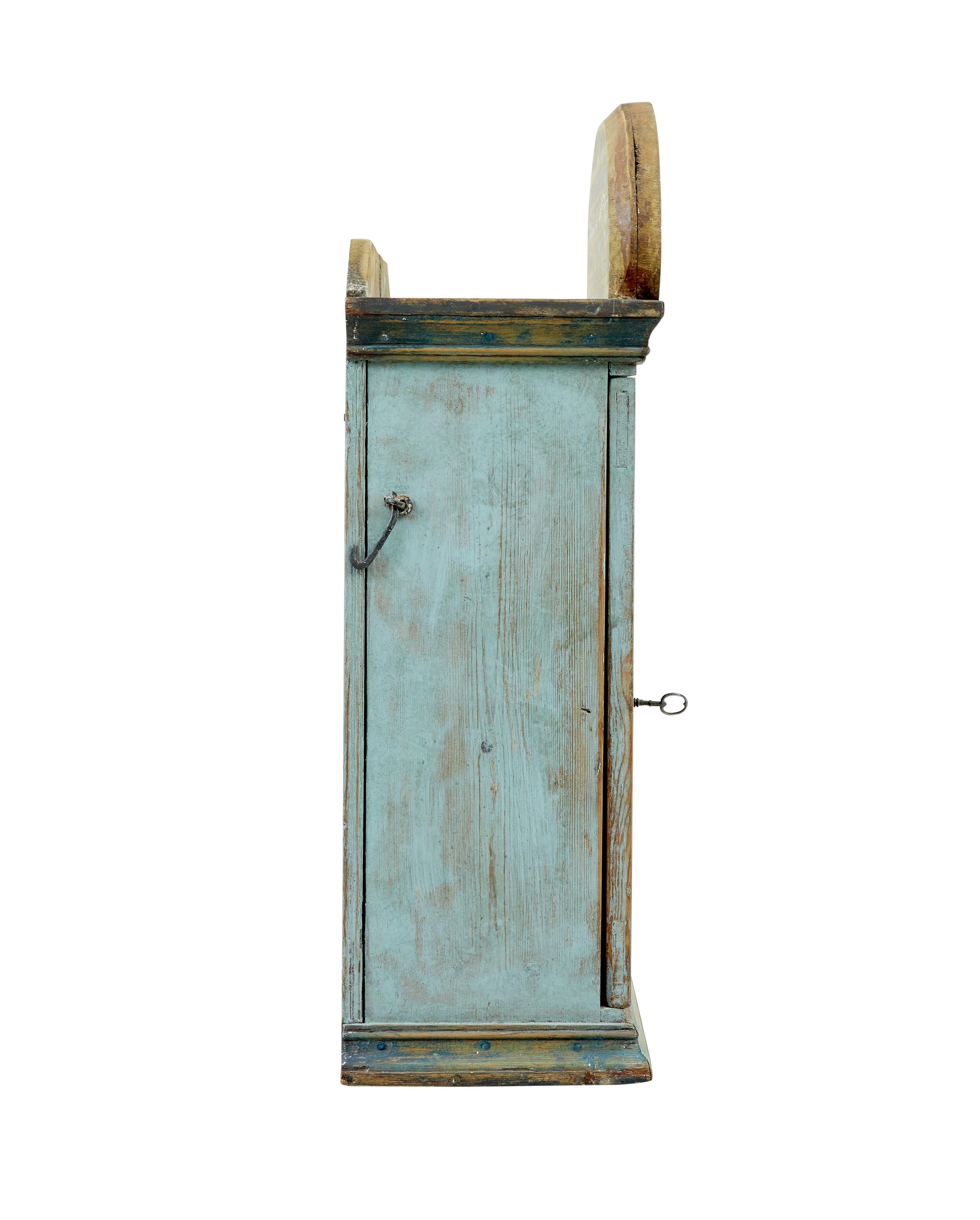 Sculpté à la main Finnish 19th century painted pine wall cupboard en vente