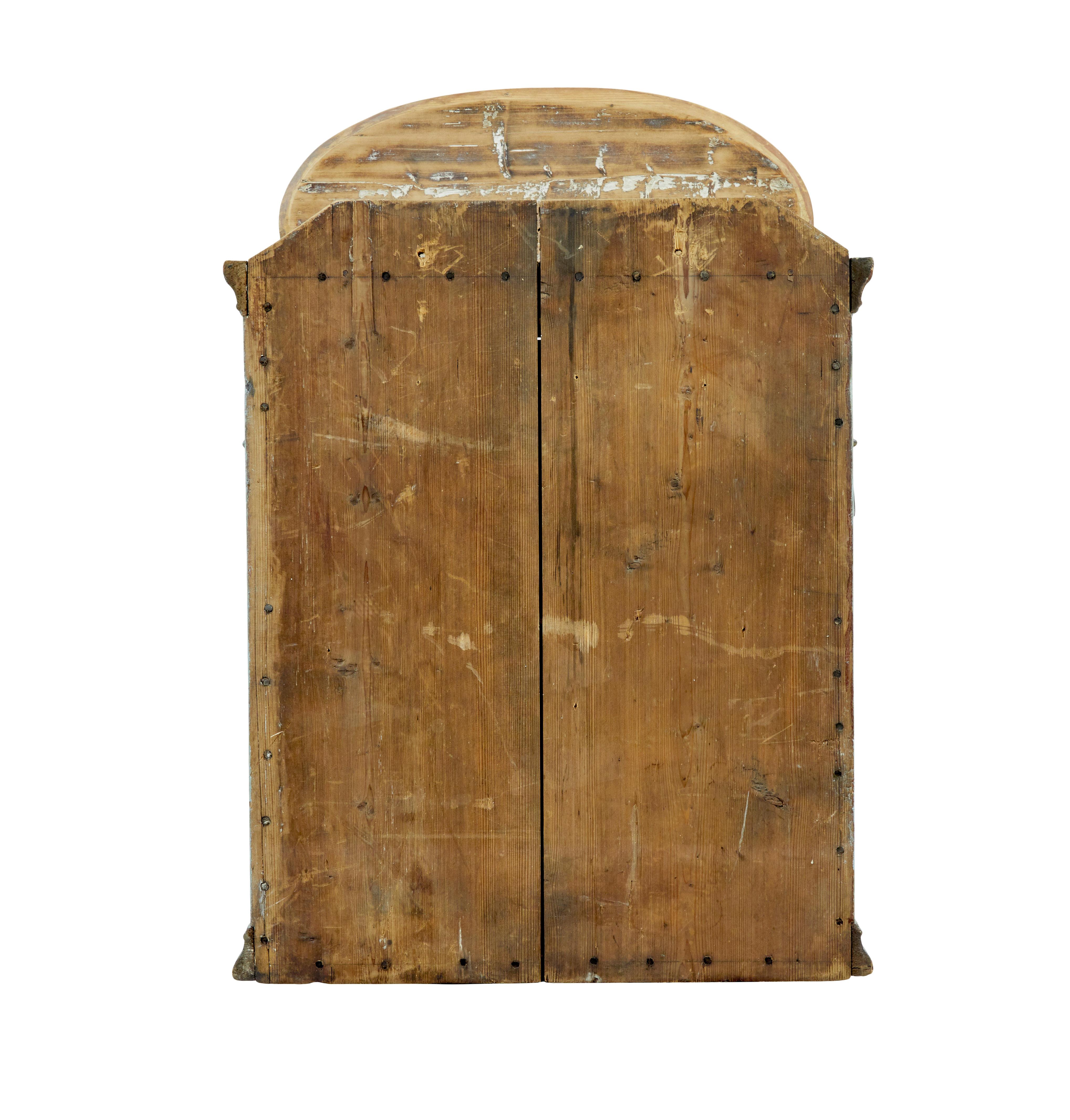 Finnish 19th century painted pine wall cupboard Bon état - En vente à Debenham, Suffolk