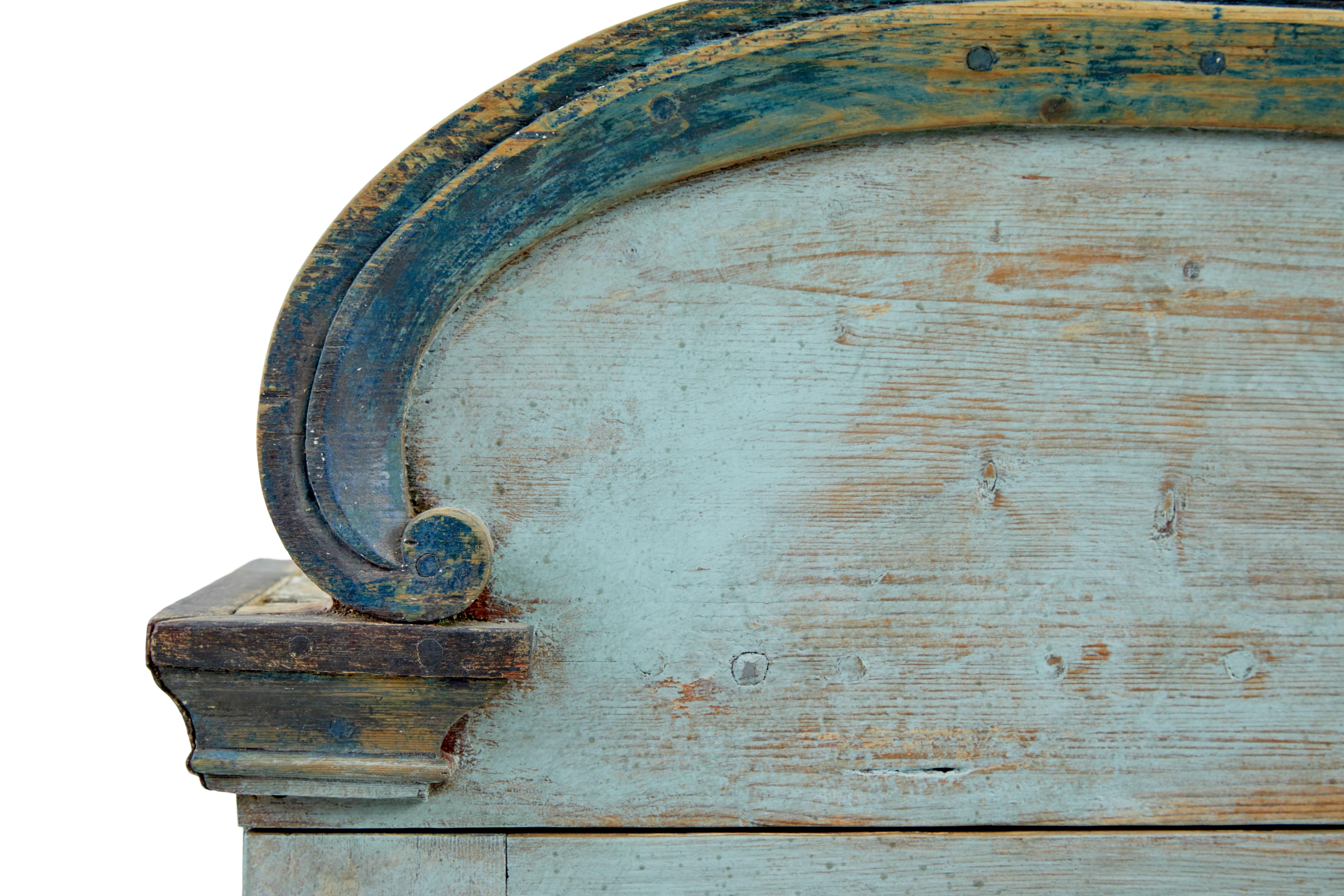 XIXe siècle Finnish 19th century painted pine wall cupboard en vente