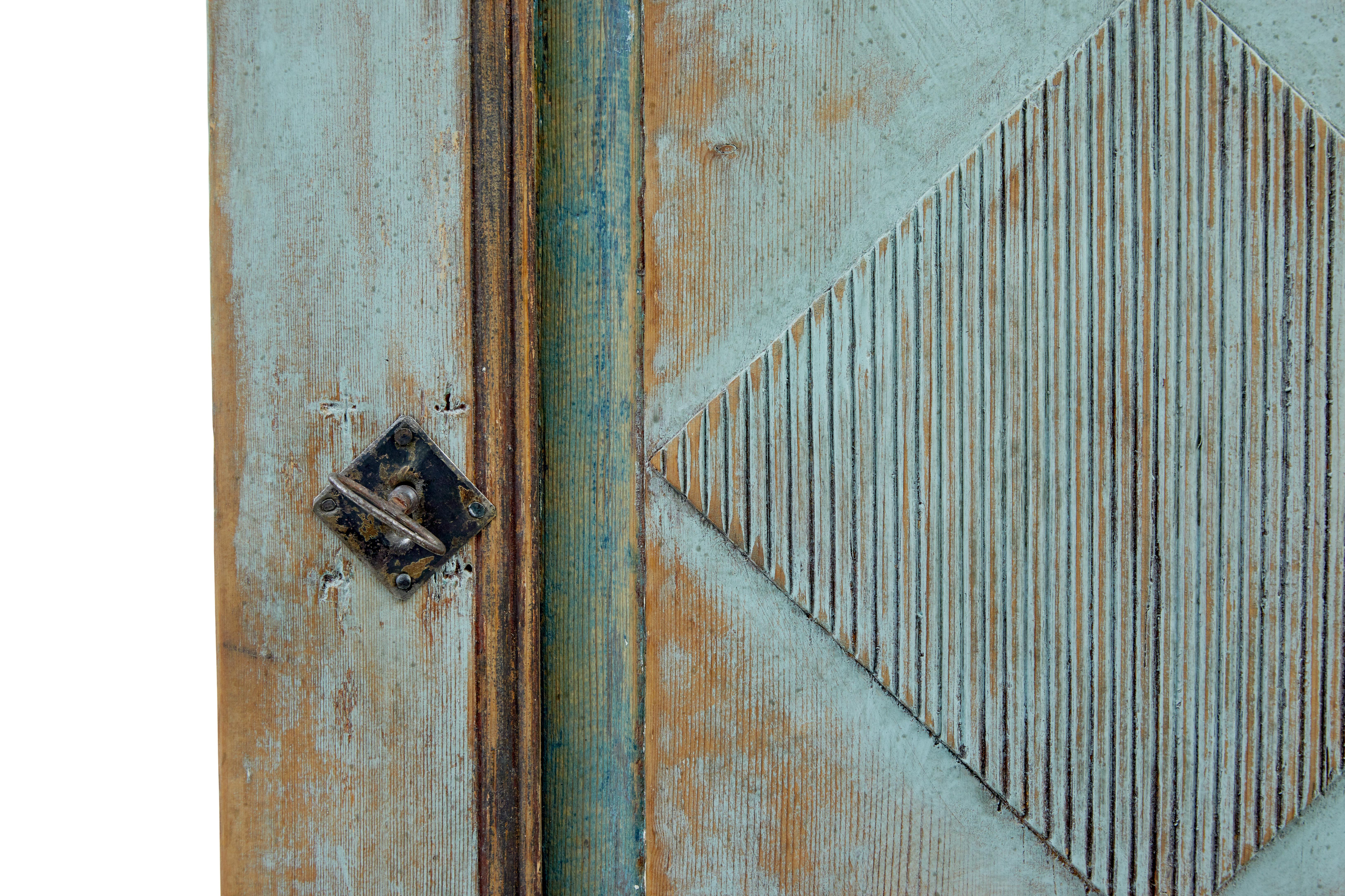 Pin Finnish 19th century painted pine wall cupboard en vente