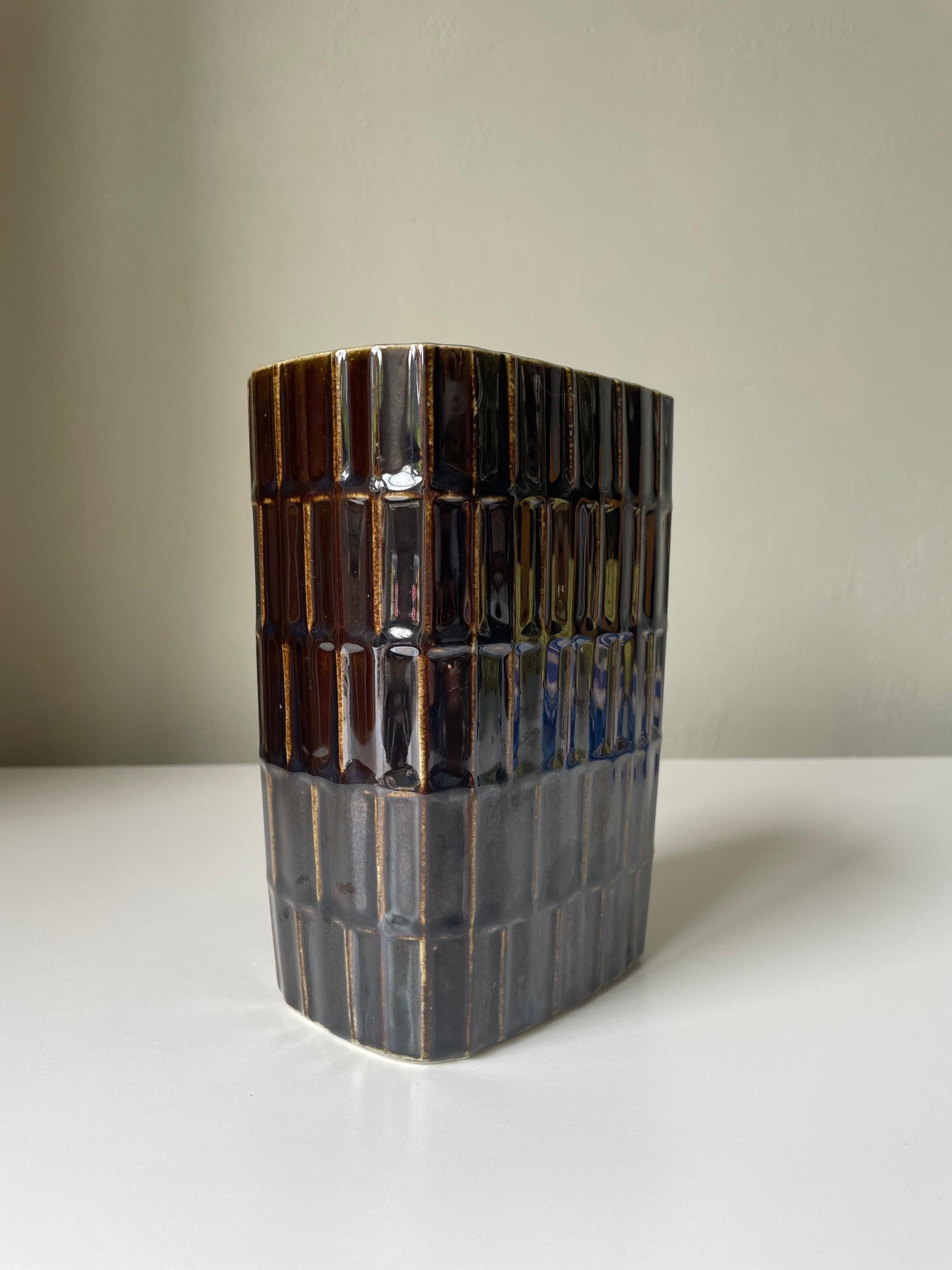 Mid-Century Modern Finnish Arabia Geometric Brown Decor Vase, Bäck, 1960s For Sale