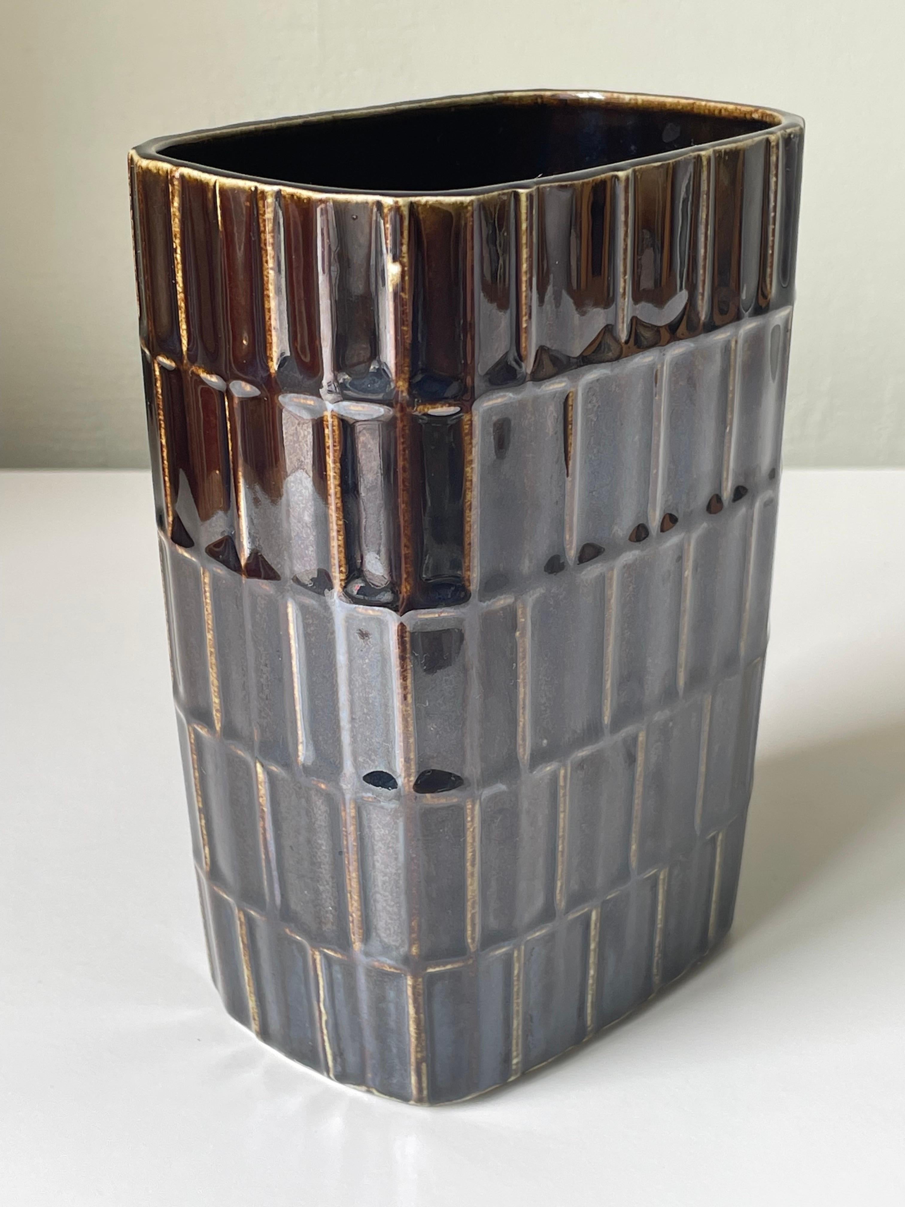 Finnische Arabia Geometrische Vase mit braunem Dekor, Bäck, 1960er Jahre (Keramik) im Angebot