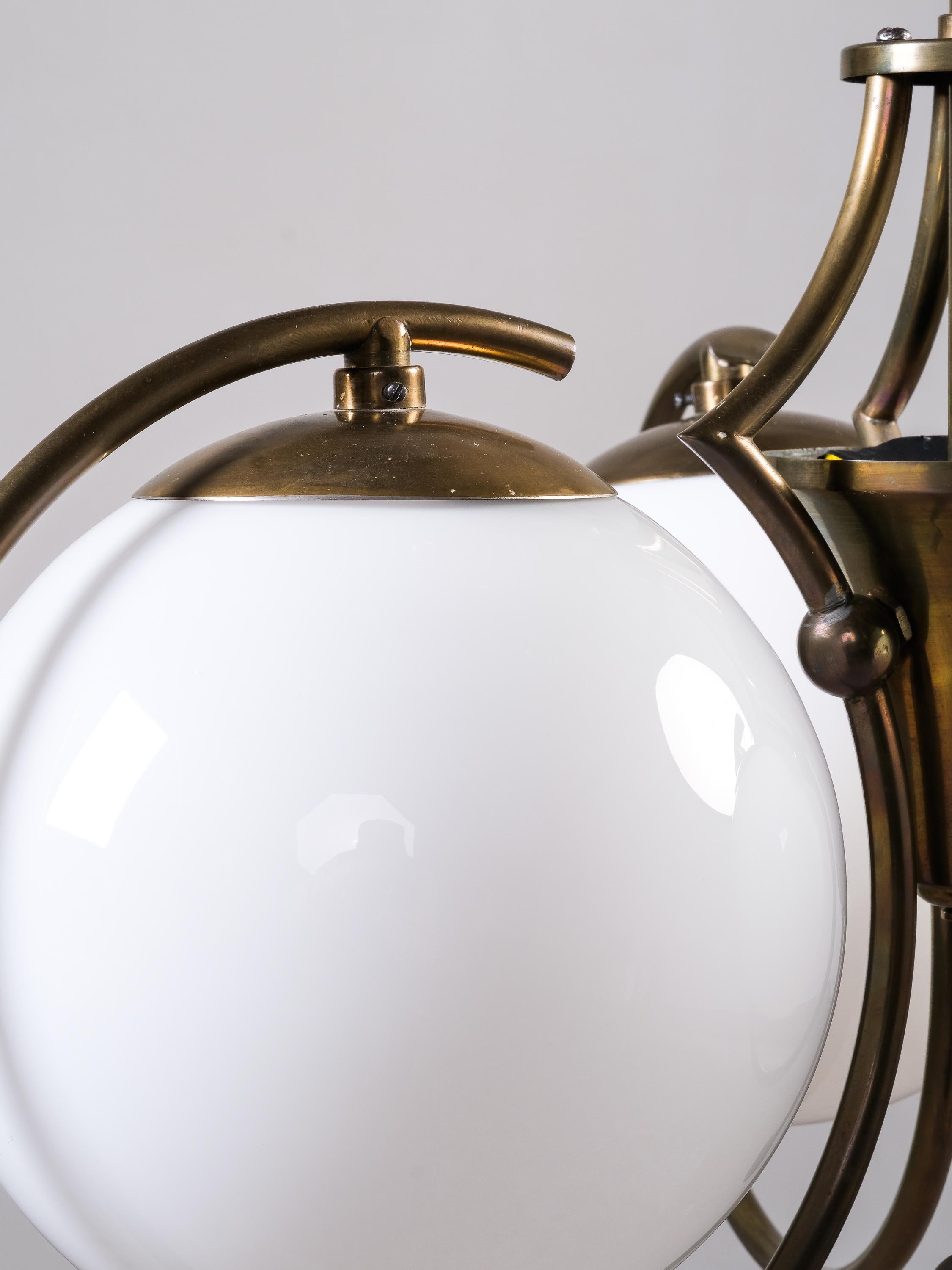 Lampadario finlandese Art Deco in ottone con globi di vetro opalino, anni '30 in vendita 3