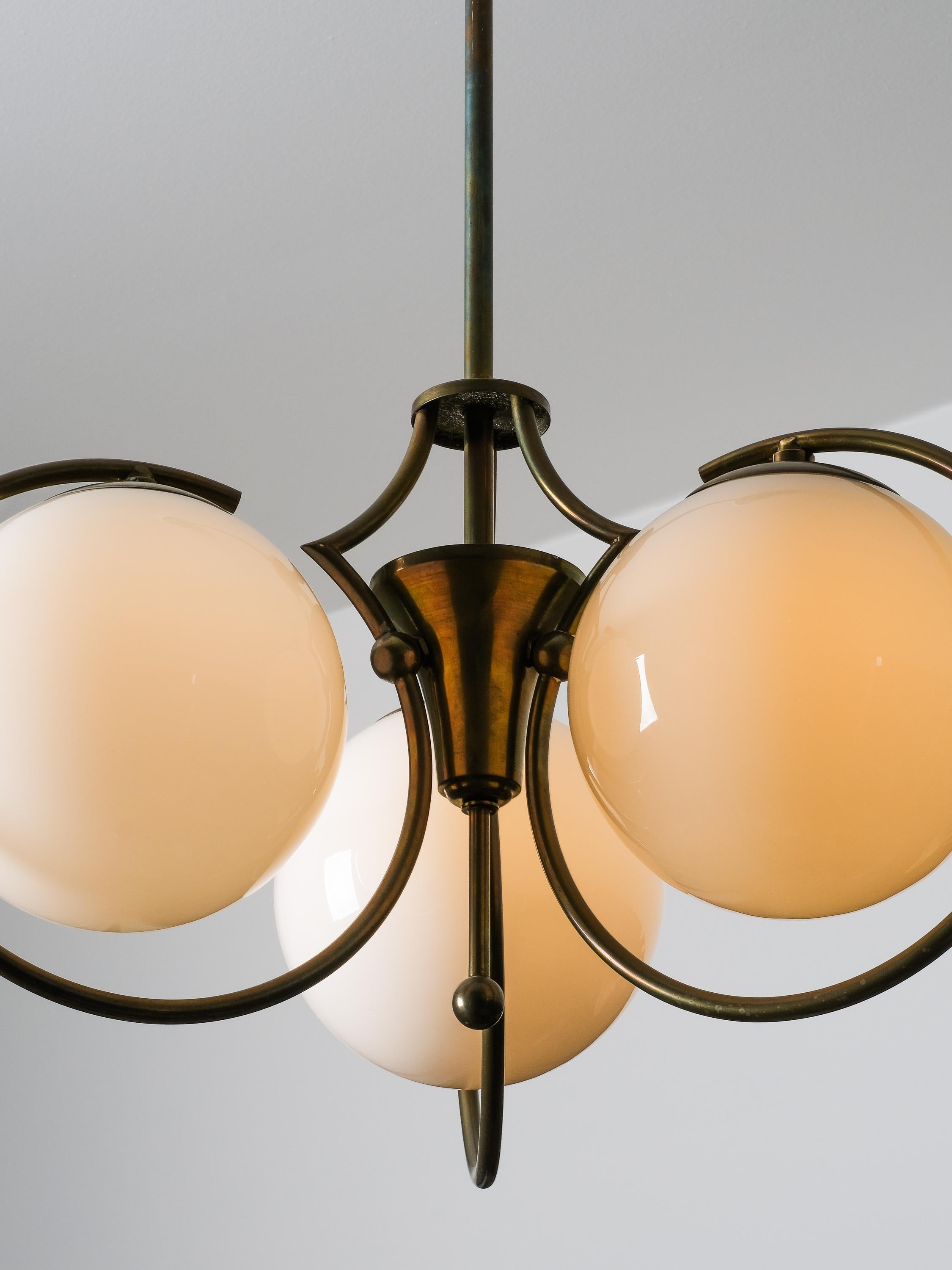 Lampadario finlandese Art Deco in ottone con globi di vetro opalino, anni '30 in vendita 5