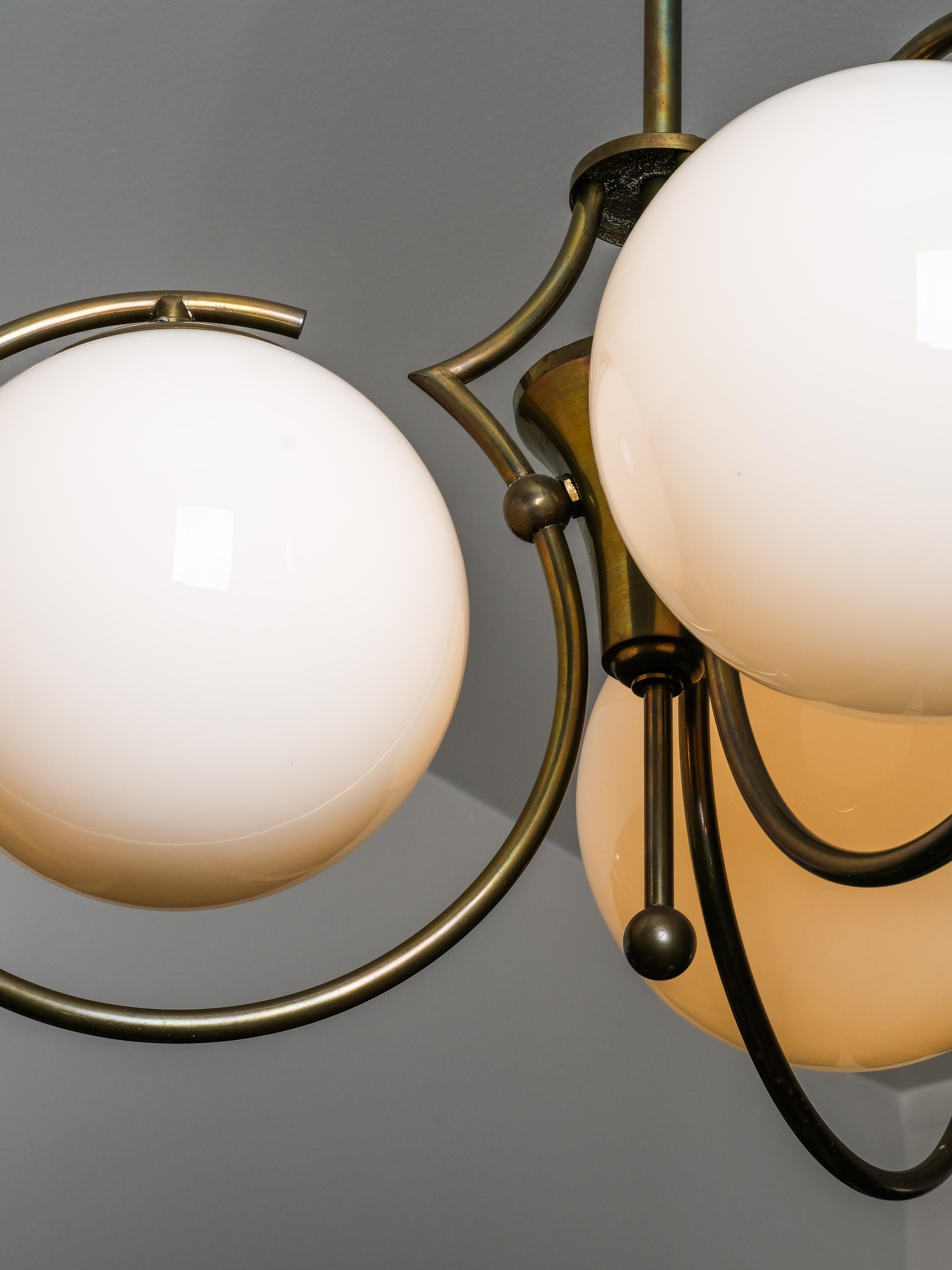Lampadario finlandese Art Deco in ottone con globi di vetro opalino, anni '30 in vendita 6