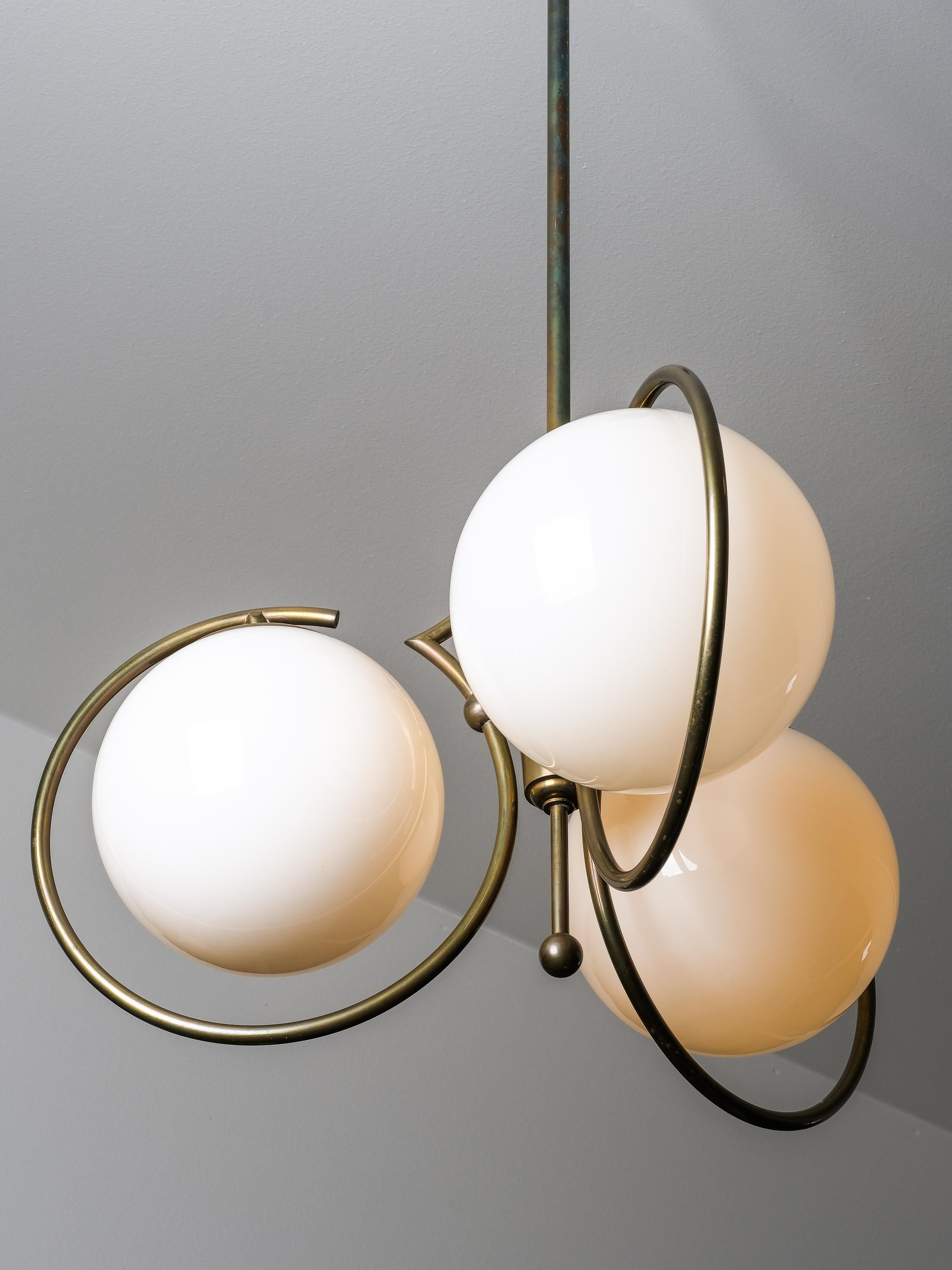 Lampadario finlandese Art Deco in ottone con globi di vetro opalino, anni '30 in vendita 7