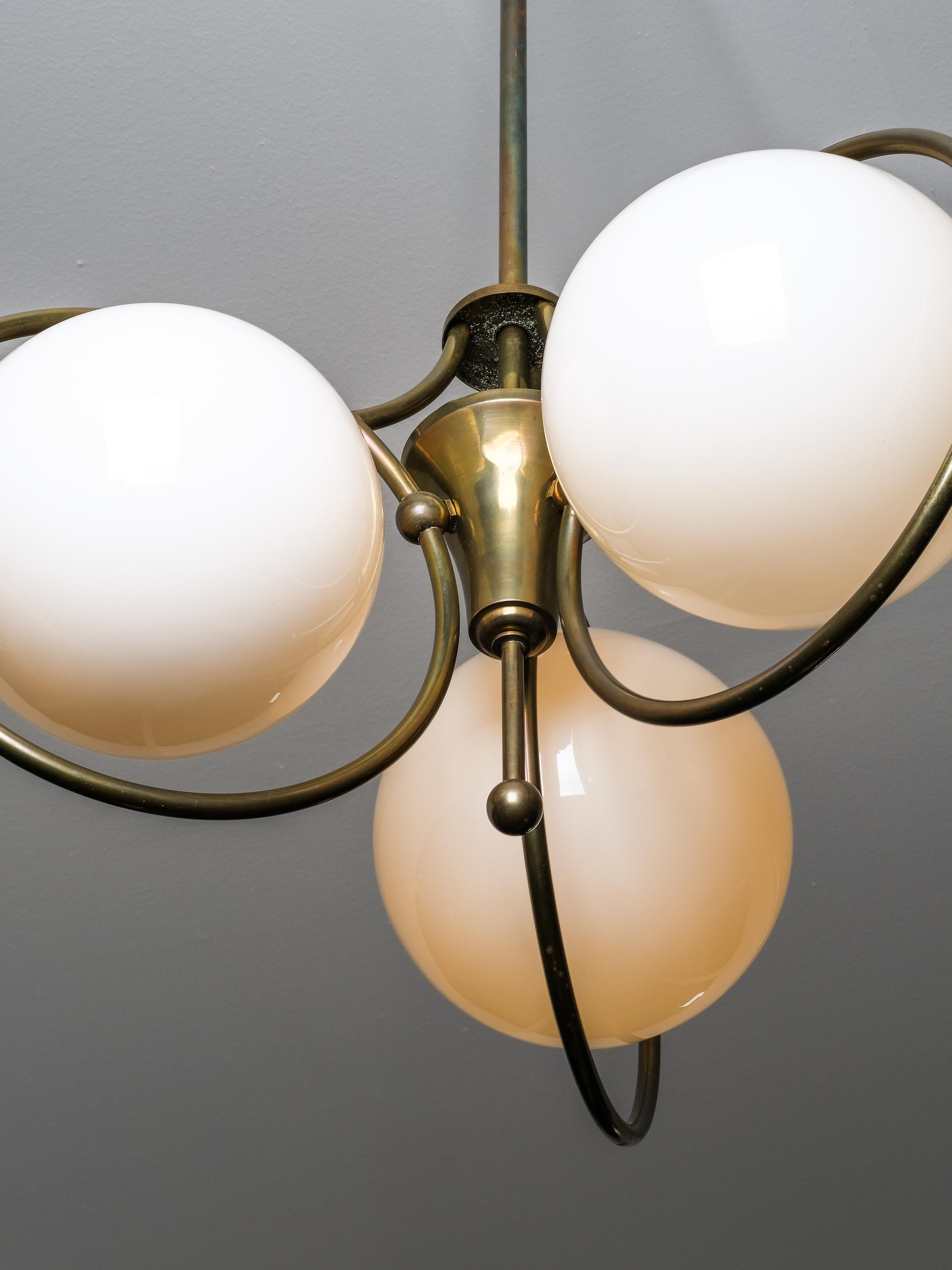 Lampadario finlandese Art Deco in ottone con globi di vetro opalino, anni '30 in vendita 8