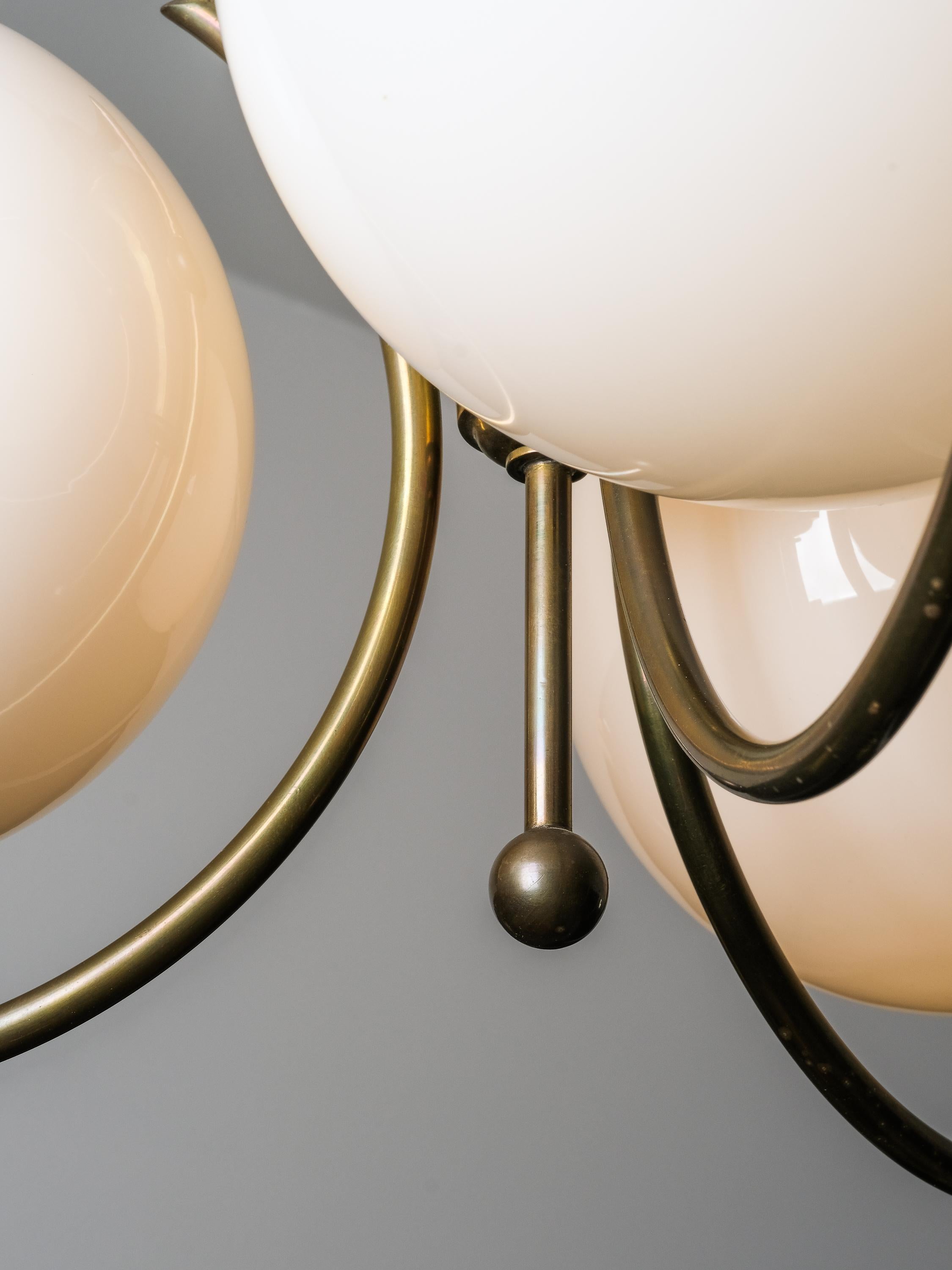 Lampadario finlandese Art Deco in ottone con globi di vetro opalino, anni '30 in vendita 9