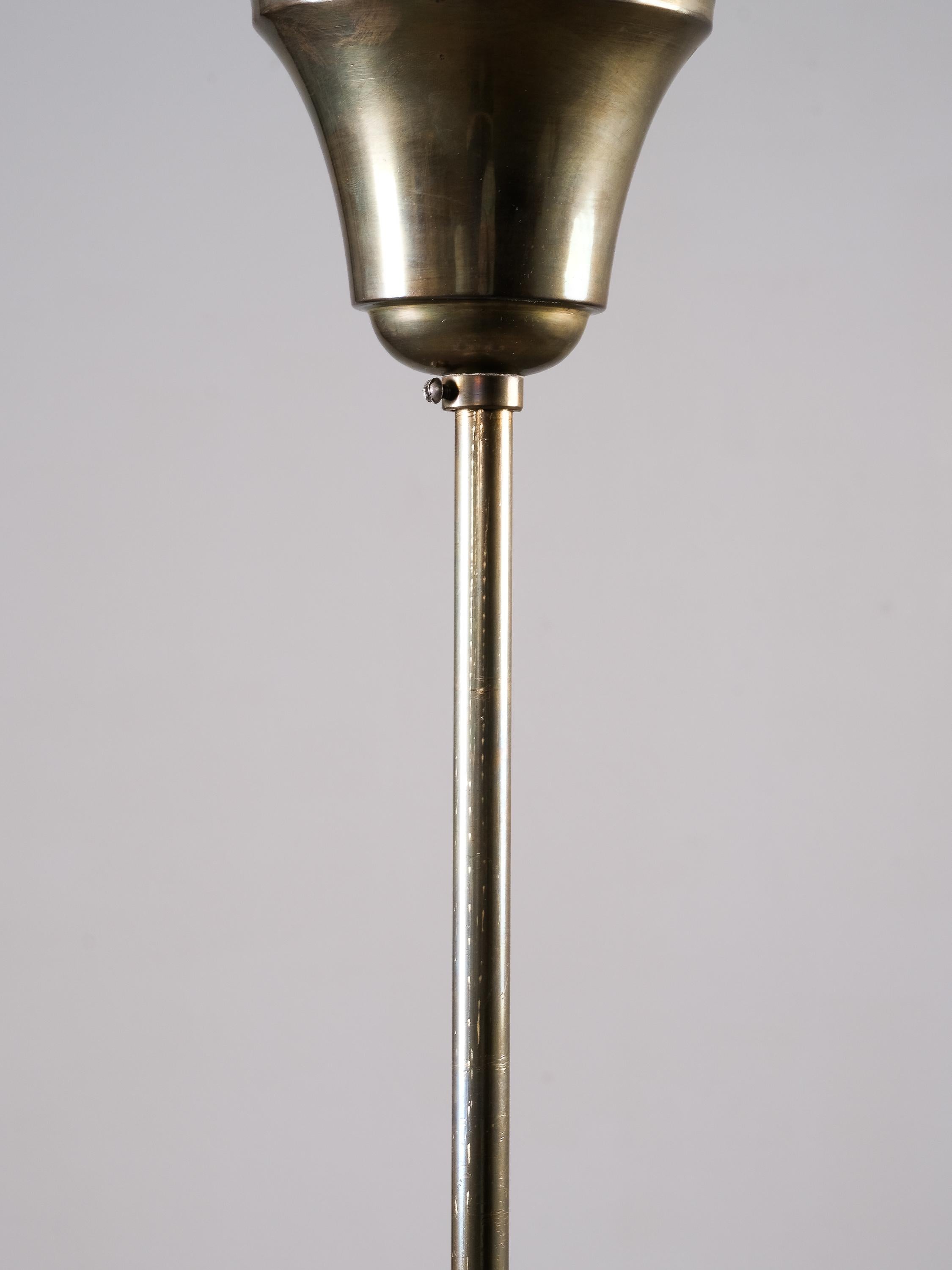 Lampadario finlandese Art Deco in ottone con globi di vetro opalino, anni '30 in vendita 11