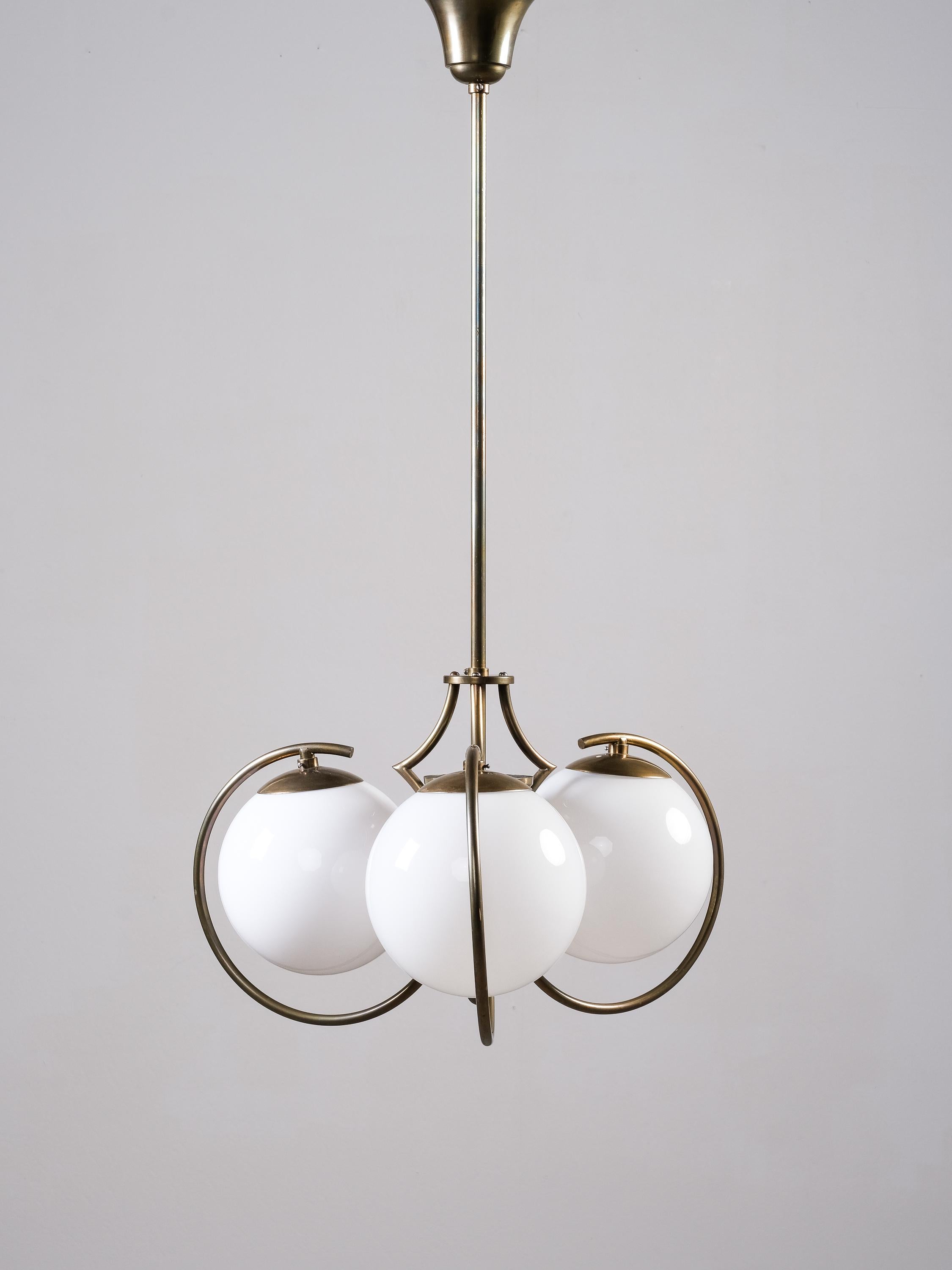 Art Déco Lampadario finlandese Art Deco in ottone con globi di vetro opalino, anni '30 in vendita