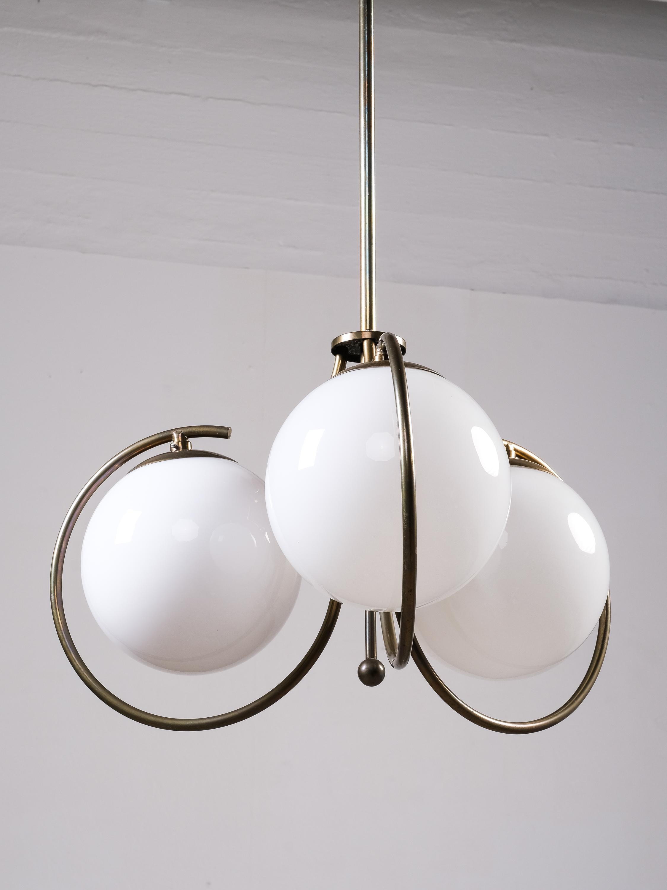 Finlandese Lampadario finlandese Art Deco in ottone con globi di vetro opalino, anni '30 in vendita