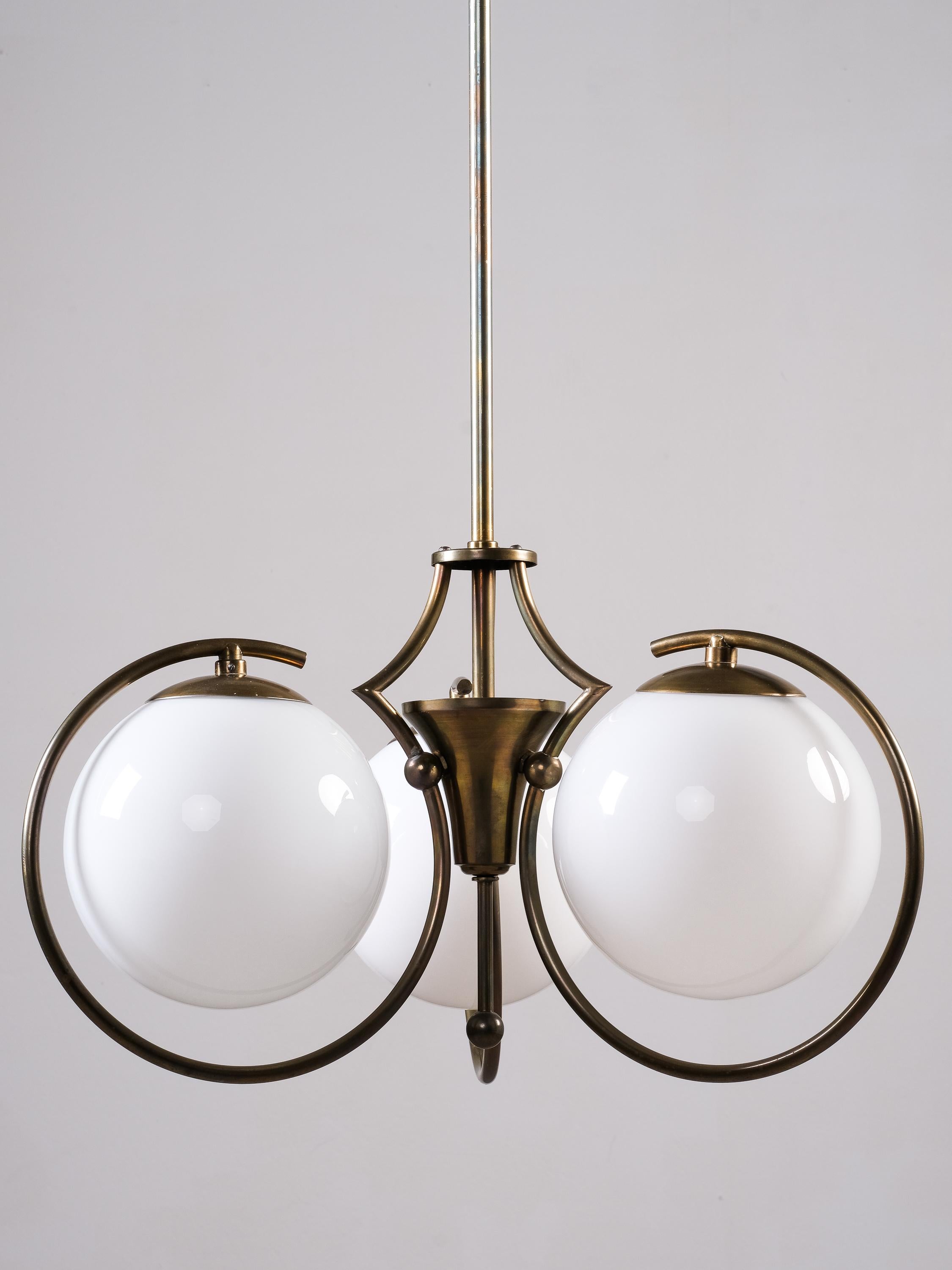 Lampadario finlandese Art Deco in ottone con globi di vetro opalino, anni '30 In condizioni buone in vendita a Karis, Nyland