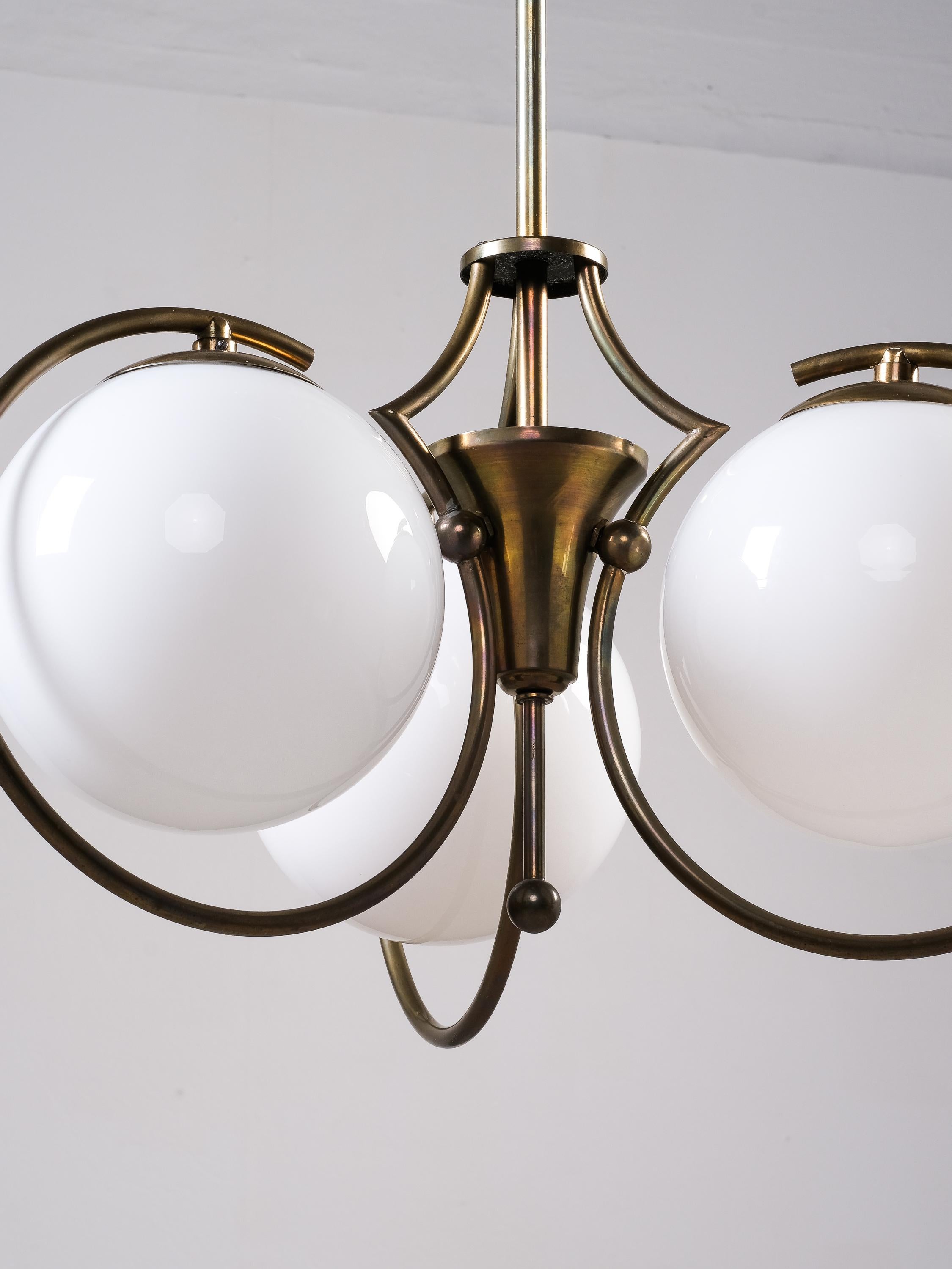 Metà XX secolo Lampadario finlandese Art Deco in ottone con globi di vetro opalino, anni '30 in vendita