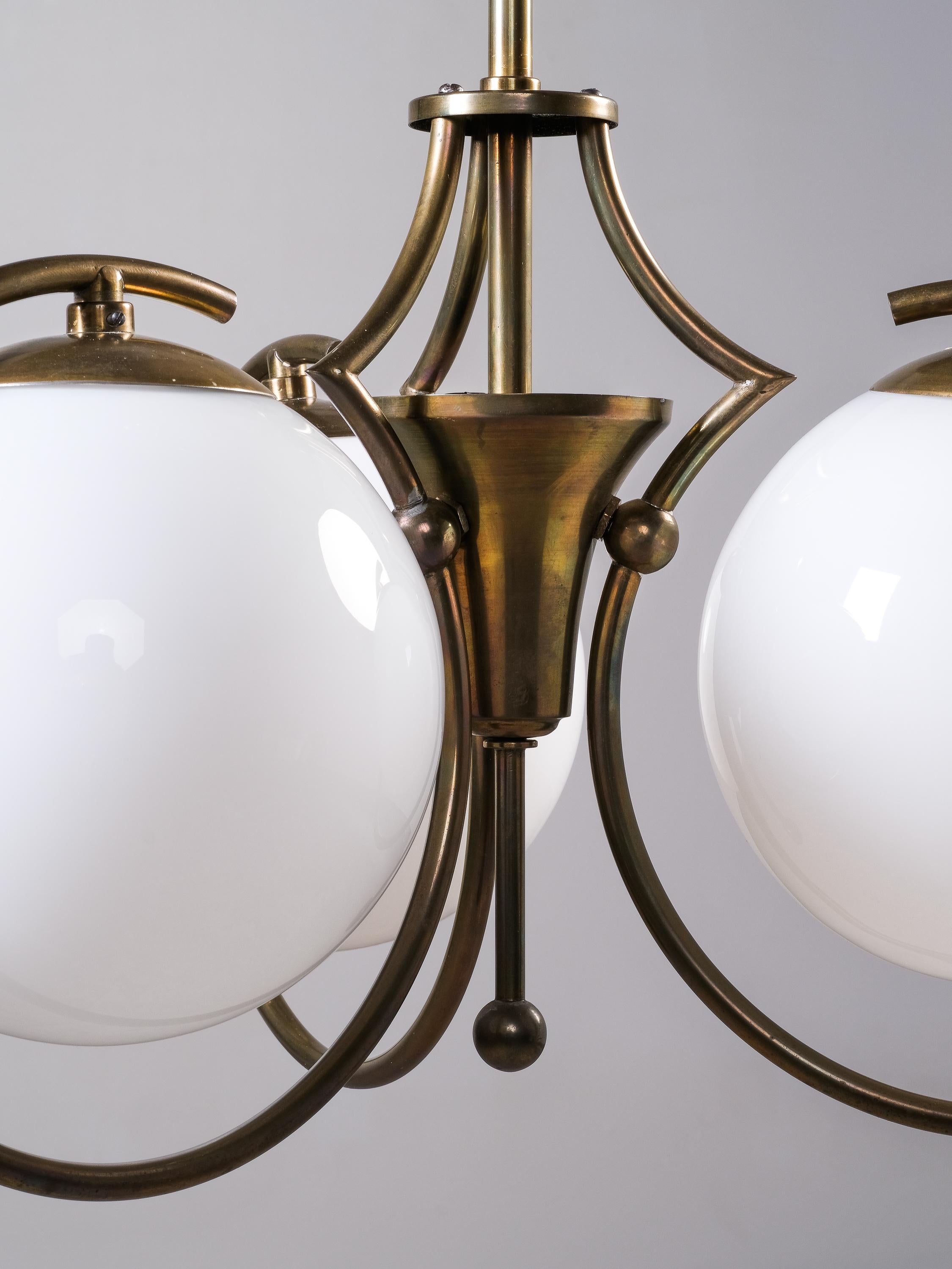 Ottone Lampadario finlandese Art Deco in ottone con globi di vetro opalino, anni '30 in vendita