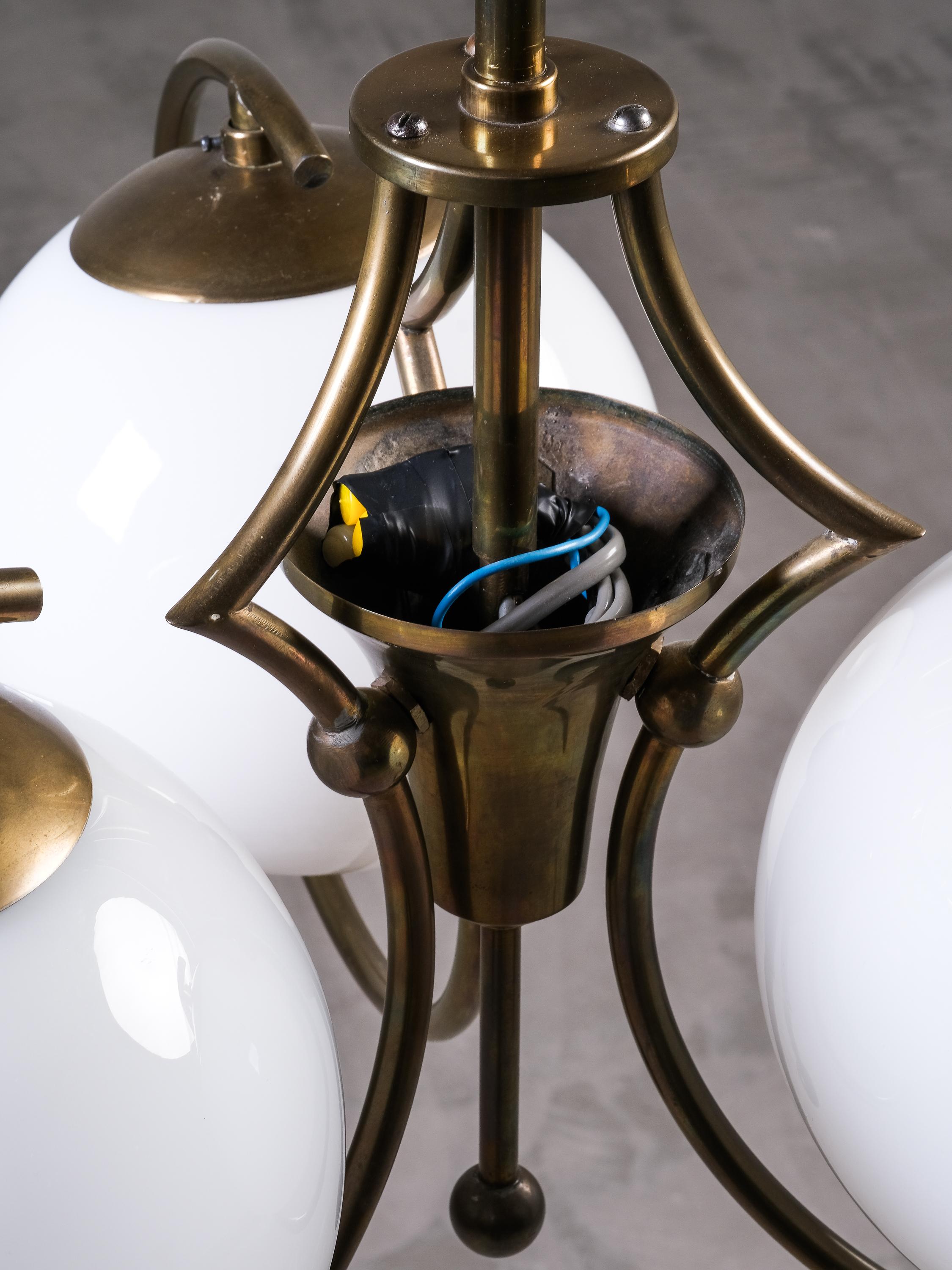 Lampadario finlandese Art Deco in ottone con globi di vetro opalino, anni '30 in vendita 1