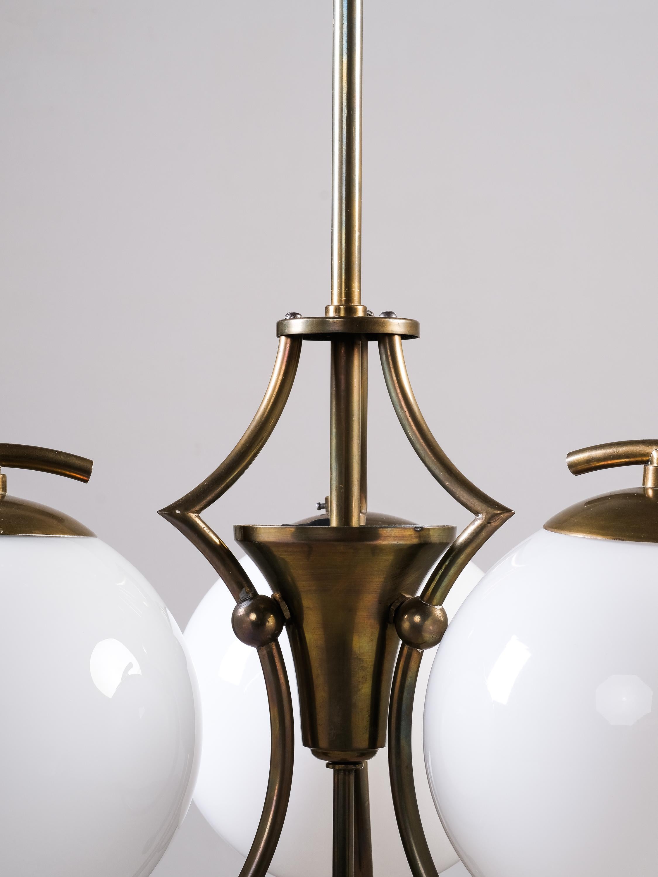 Lampadario finlandese Art Deco in ottone con globi di vetro opalino, anni '30 in vendita 2