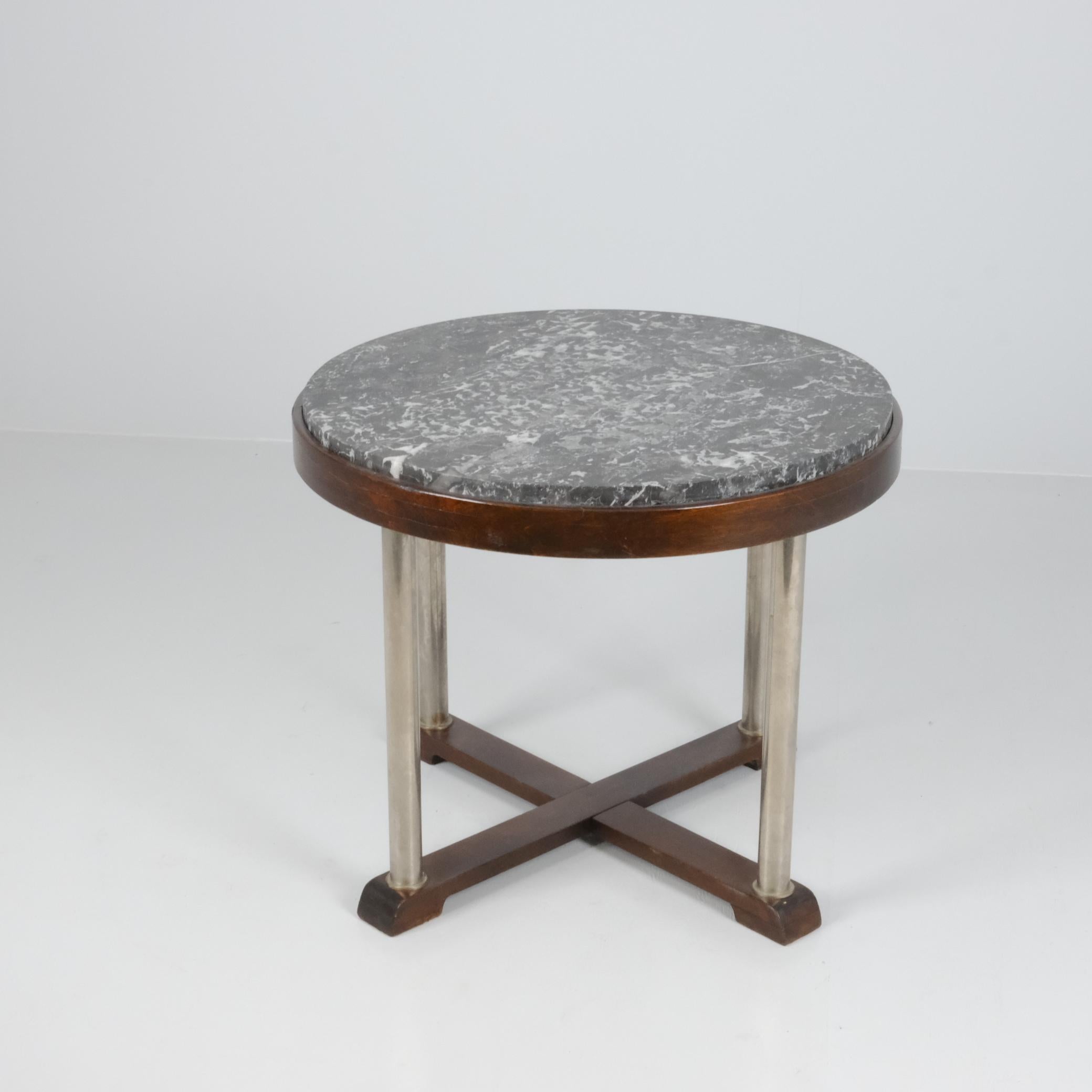 Ein wunderschöner Art Deco Couchtisch mit einem Sockel aus Eiche, verchromten Beinen, einer Marmorplatte und einer Glasabdeckung. Die verwendeten MATERIALIEN strahlen Eleganz aus und verleihen ihm eine zeitlose Ausstrahlung. Es ist eine perfekte