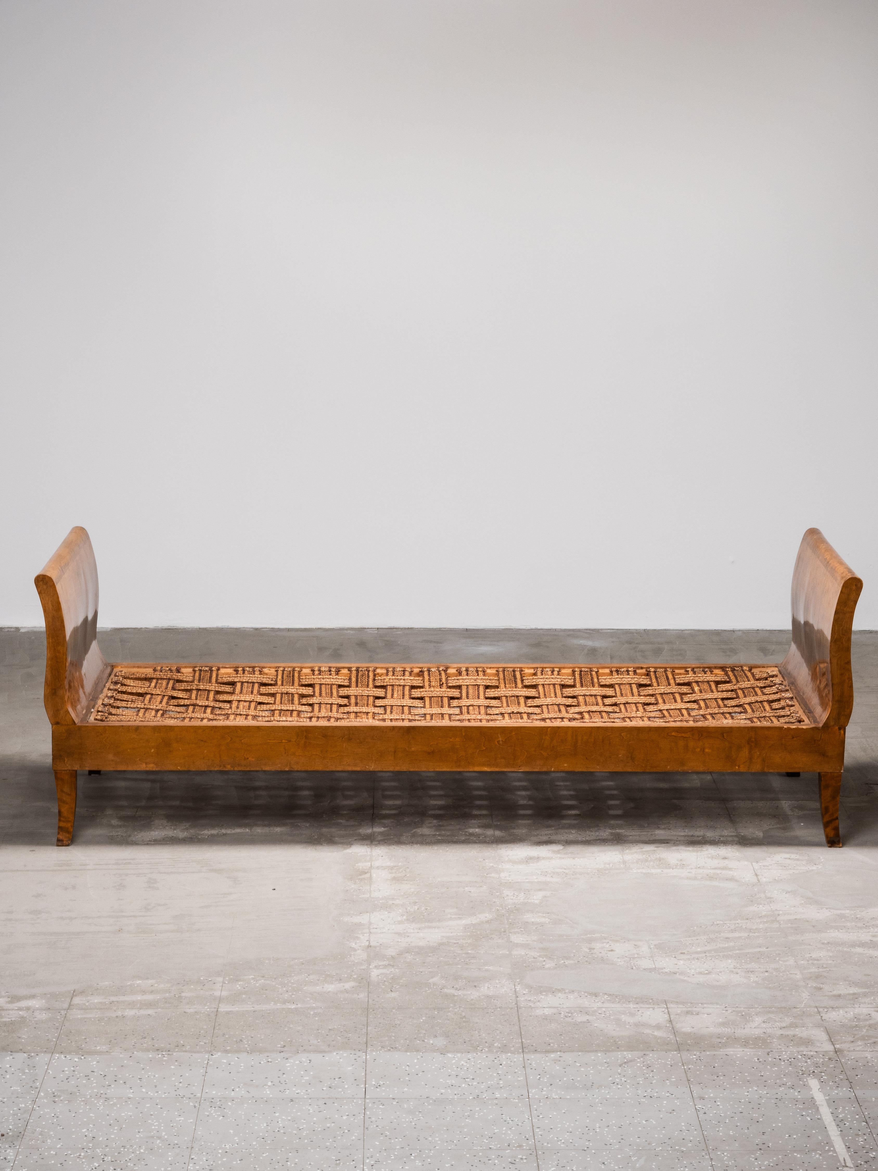 Finnish Art Deco Flame Birch Daybed, 1920s en vente 5