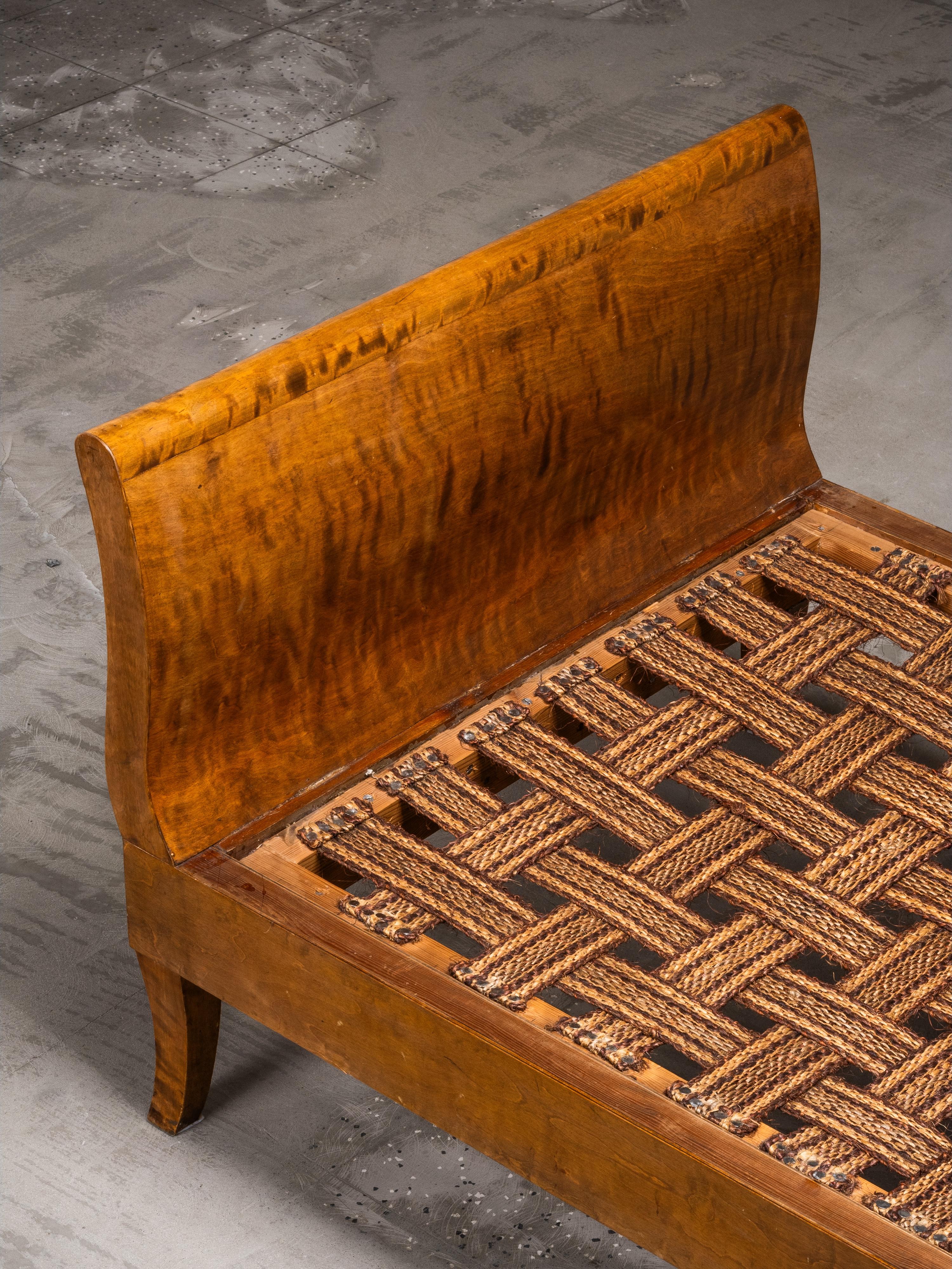 Finnish Art Deco Flame Birch Daybed, 1920s en vente 9