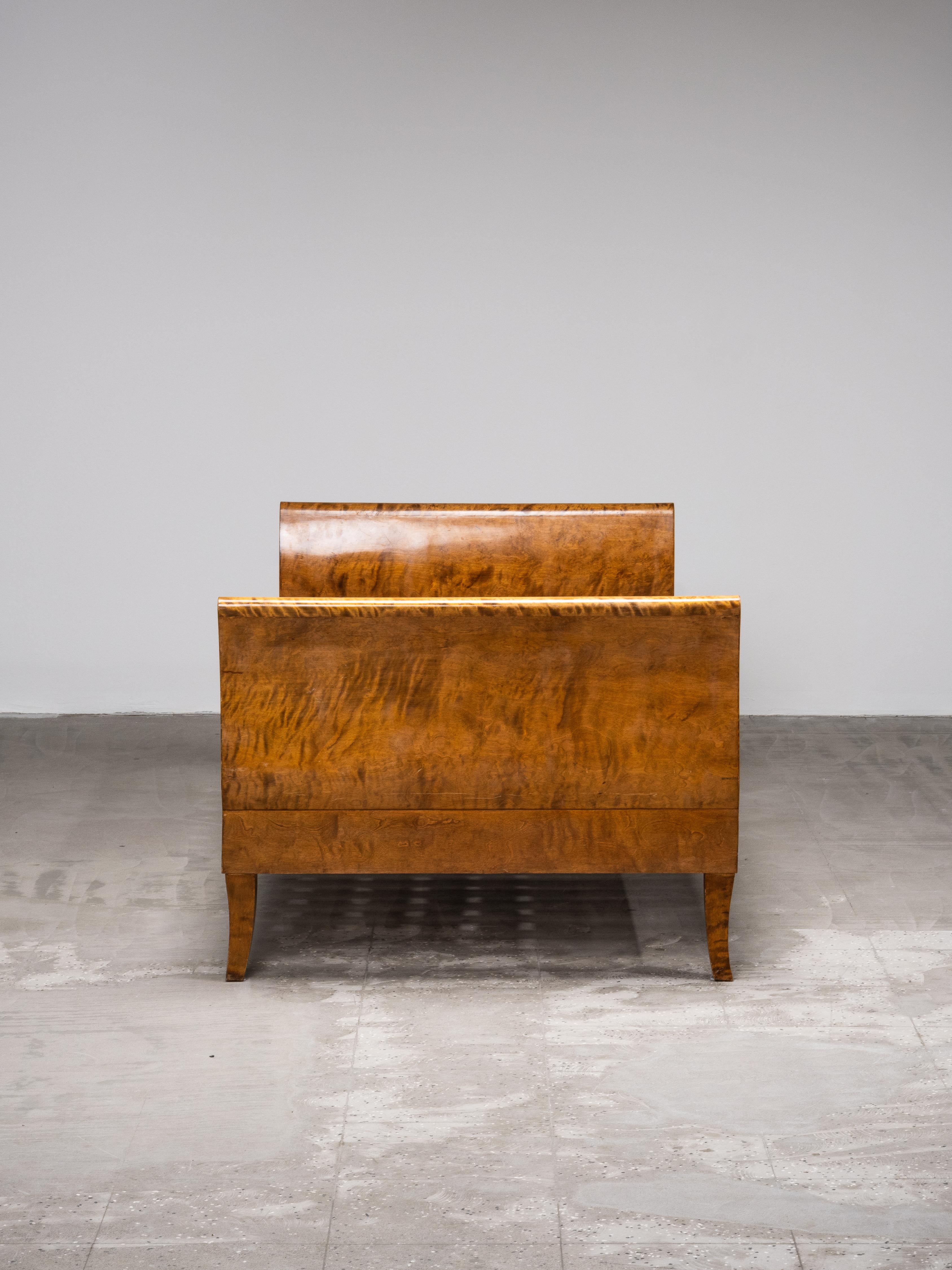 Finnish Art Deco Flame Birch Daybed, 1920s en vente 12