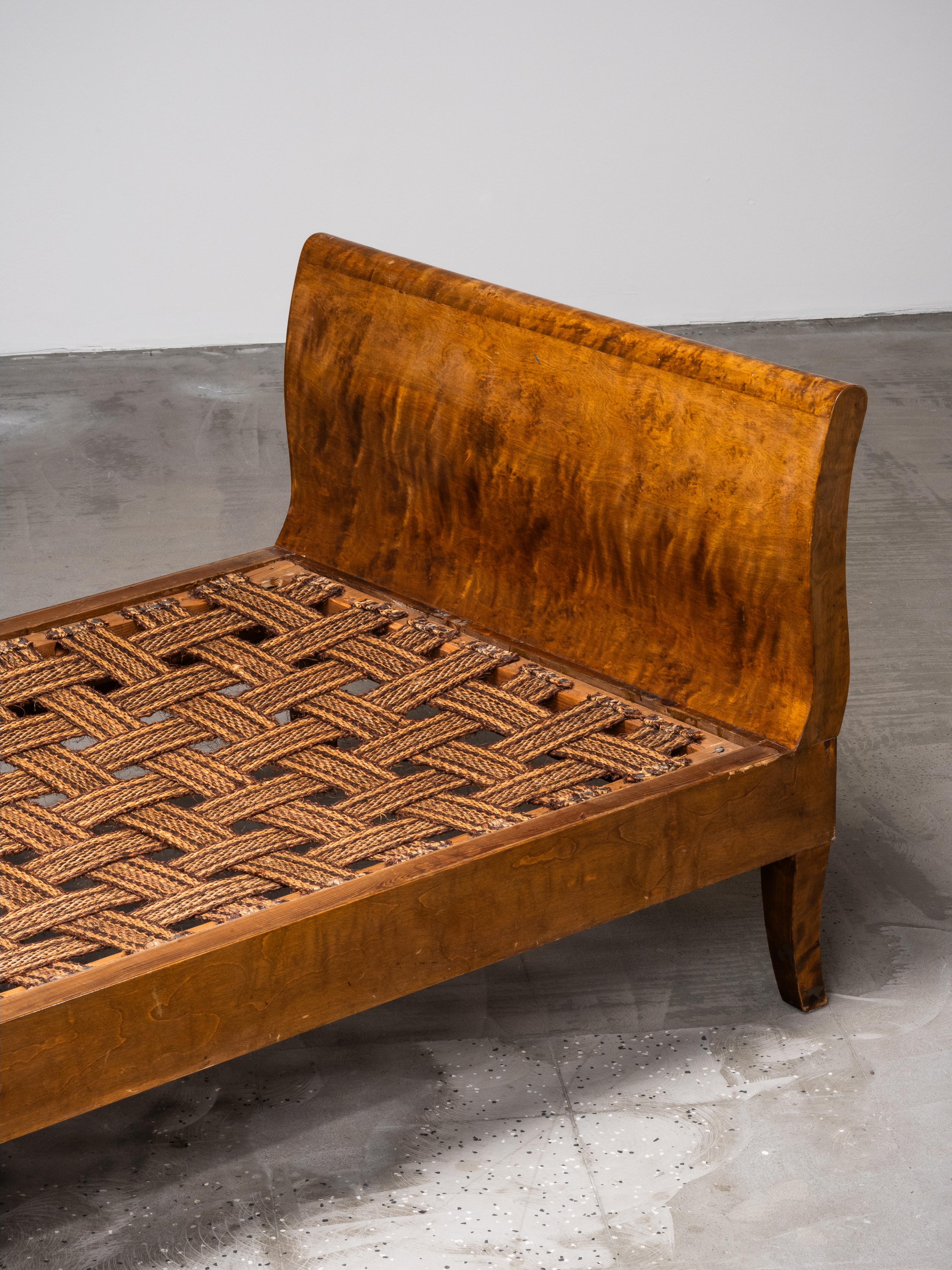 Art déco Finnish Art Deco Flame Birch Daybed, 1920s en vente