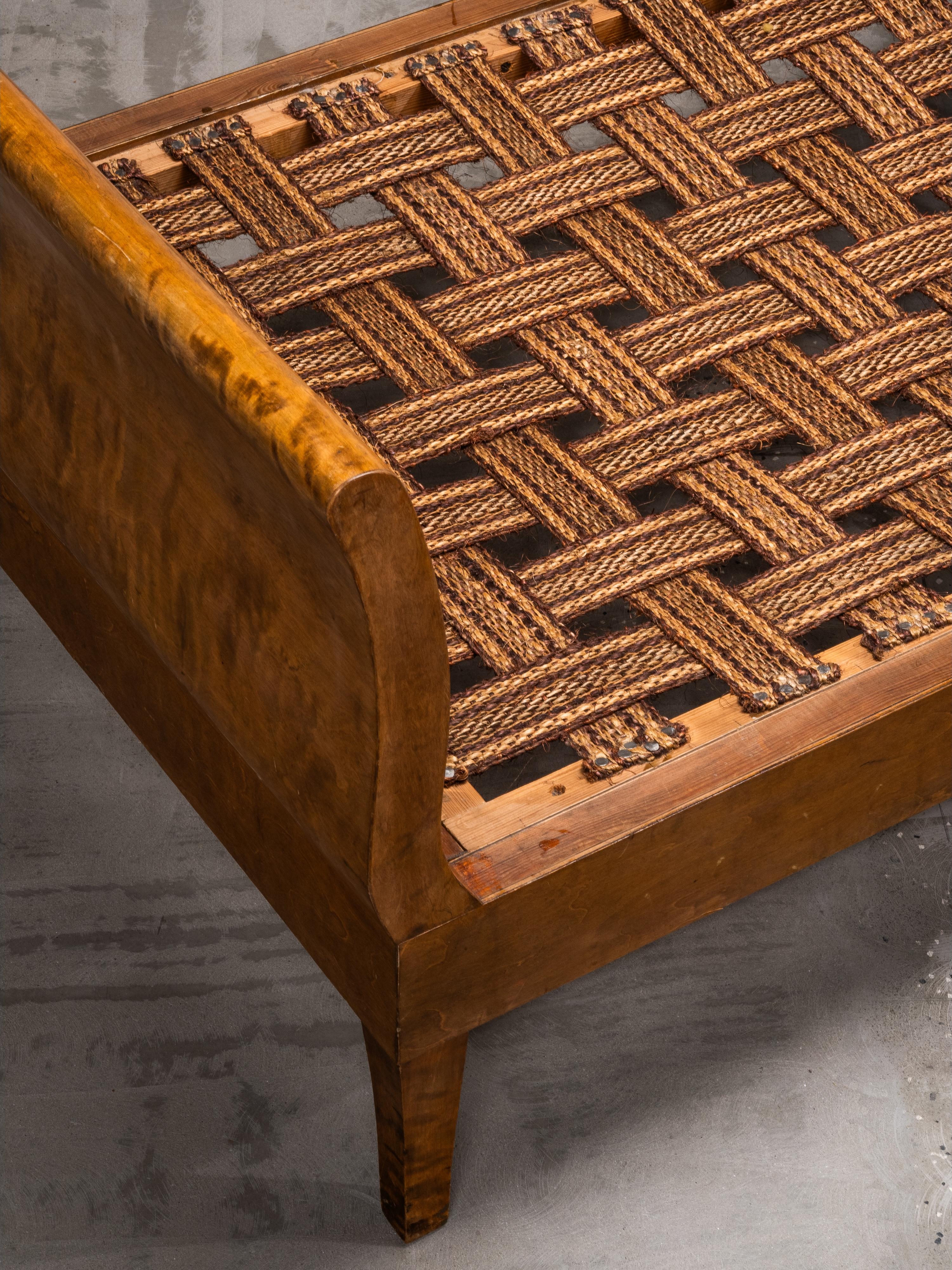 Début du 20ème siècle Finnish Art Deco Flame Birch Daybed, 1920s en vente