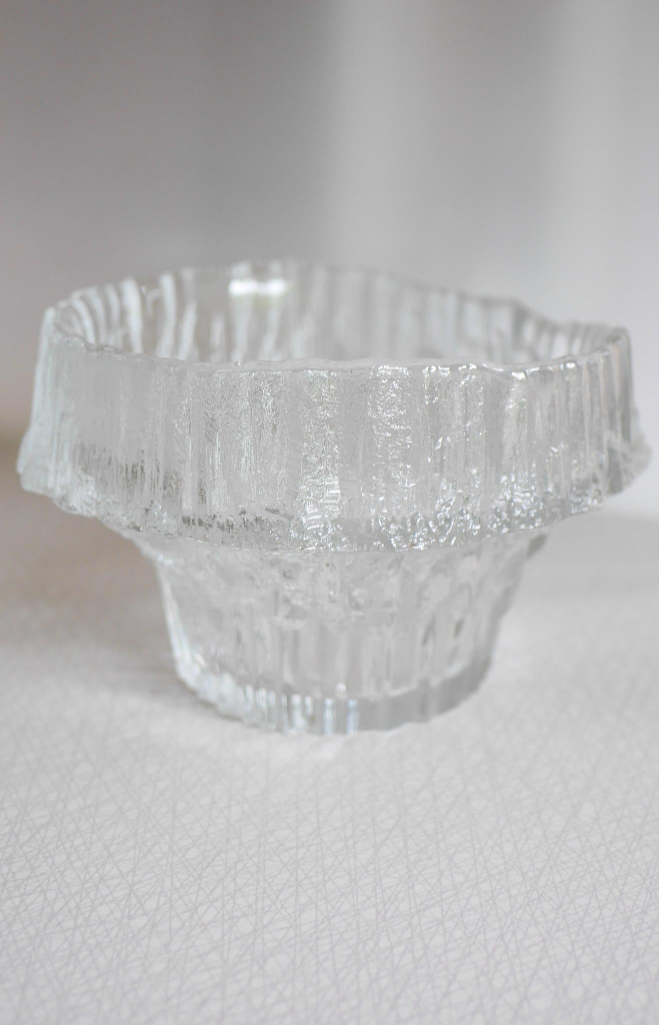 Finnish art glass design, a “Stellaria” bowl made by Tapio Wirkkala for Iittala For Sale 4